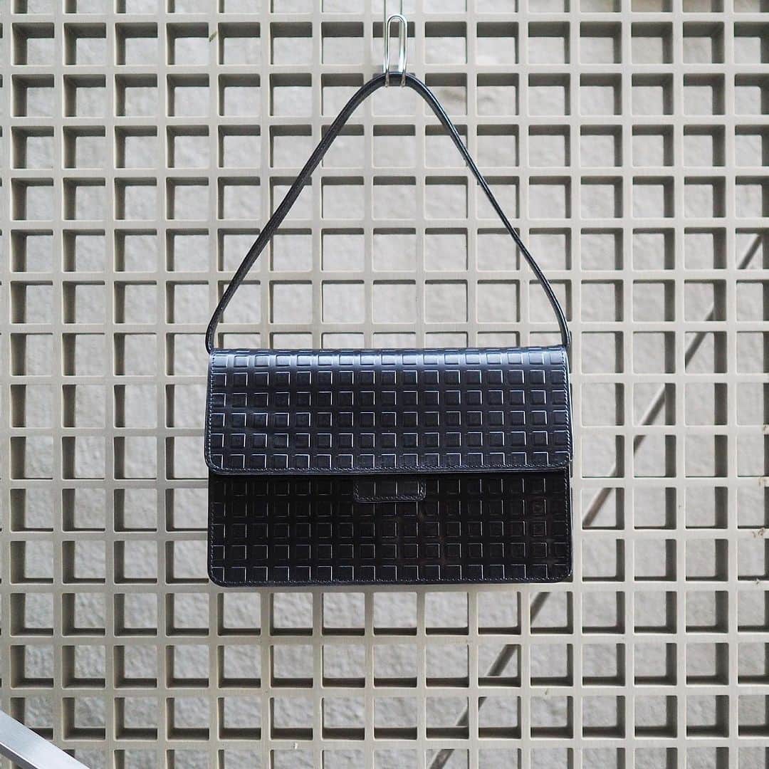 のインスタグラム：「. FONDENTE 〈フォンデンテ〉  モダンなバッグの投入ひとつで ムードのあるスタイルへチェンジ。  #hirokohayashi #ヒロコハヤシ #フォンデンテ　#ハンドバッグ　#バッグ　#bag #お出かけバッグ」