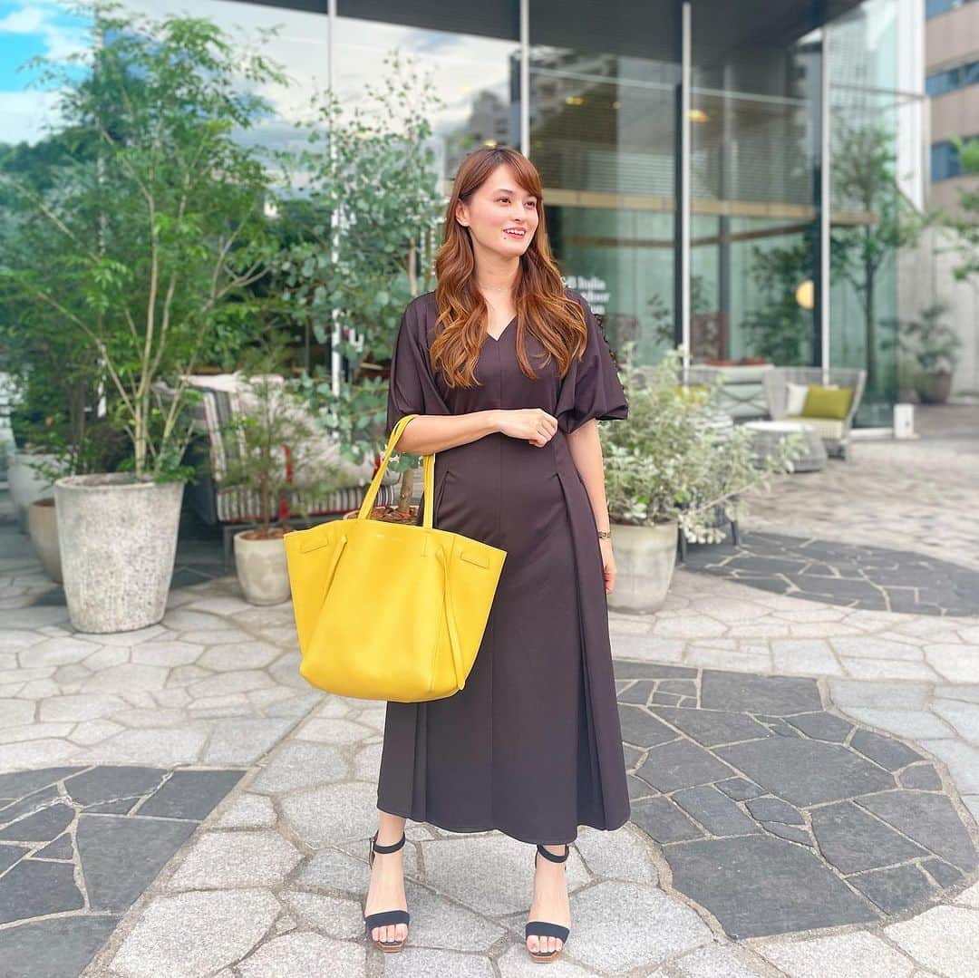 奥山夏織のインスタグラム：「@cinematiq_official のお洋服✨ 形がとっても綺麗❤️ ・ dress #cinematiq shoes #diana bag #celine ・・・ #instafashion #fashion #coordinate #ファッション #コーディネート#olコーデ #痩せて見えるコーデ #細見えコーデ #155cmコーデ #低身長 #低身長コーデ #低身長コーディネート」