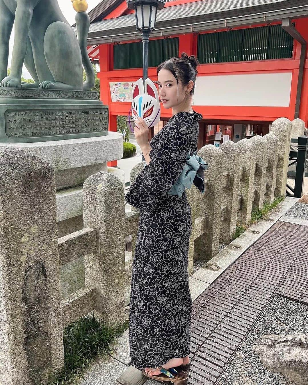 hama_aki_pppのインスタグラム：「京都市伏見区#伏見稲荷大社 (スライドして下さい)  Location kyoto Japan #Fushimiinaritaisha (Swipe)   2022.8月撮影(過去pic)  Model @yn_____0203   暑すぎてネタ枯れ状態💦 過去、post忘れ、放出してます  #神社仏閣  #神社仏閣好きな人と繋がりたい  #そうだ京都行こう  #日本に京都があってよかった  #関西でお写んぽ  #関西写真部share  #タビジェニ　 #日本庭園  #zkg10 #fushimiinari  #torii  #fashionmodel  #kimonobeauty  #toriigate  #japanese_gardens  #japaneseshrine  #beautiful_kansai  #loves_united_kyoto  #kyotojapan  #japanshrine  #portraitmood  #portrait_shots  #jalan_travel  #kyotopi #beautymodel  #ig_japan_  #kimonogirl  #iphonephotography」