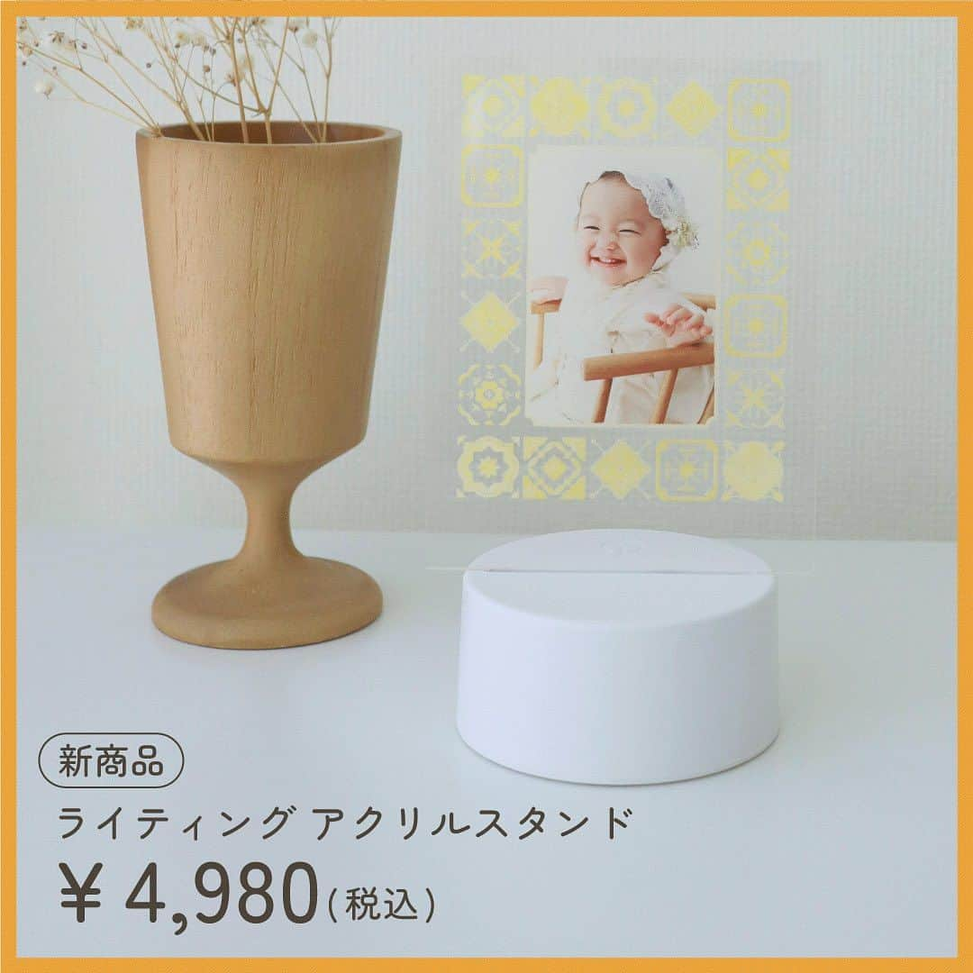 Babyful Storeさんのインスタグラム写真 - (Babyful StoreInstagram)「【新商品】おしゃれにお子さんの写真を飾るアクリルスタンド✨ - - - - - - - - - - - - - - - - - コンパクトながら7色に光るアクリルスタンドライト。  写真を普通に飾るのとはひと味違う、おしゃれなスタンドが作れます。 透明感のある商品で、インテリアのアクセントにも♡ 玄関に飾ったり、寝室に飾ったり⋯  可愛いアイテムでわが子の推し活しませんか？✨ 1番のファンである大切な家族へのプレゼントにもおすすめです◎ 敬老の日にじいじばあばへプレゼントもいいですね！❤️ .- - - - - - - - - - - - - - - - -  今回ご紹介したアイテムはこちら▼ アクリルスタンド テンプレートデザイン：Nordic Tiles[yellow] . ▶︎ プロフィールのリンクから、商品の詳しい情報をチェックしてみてくださいね！→ @babyful_official   #ベビフル #写真入りグッズ #名入れギフト #敬老の日ギフト #敬老の日 #プレゼント #ギフト #オリジナルグッズ #おしゃれ雑貨 #シンプルインテリア #アクリルスタンド #アクリルライト #myべビフル」8月23日 17時45分 - babyful_official