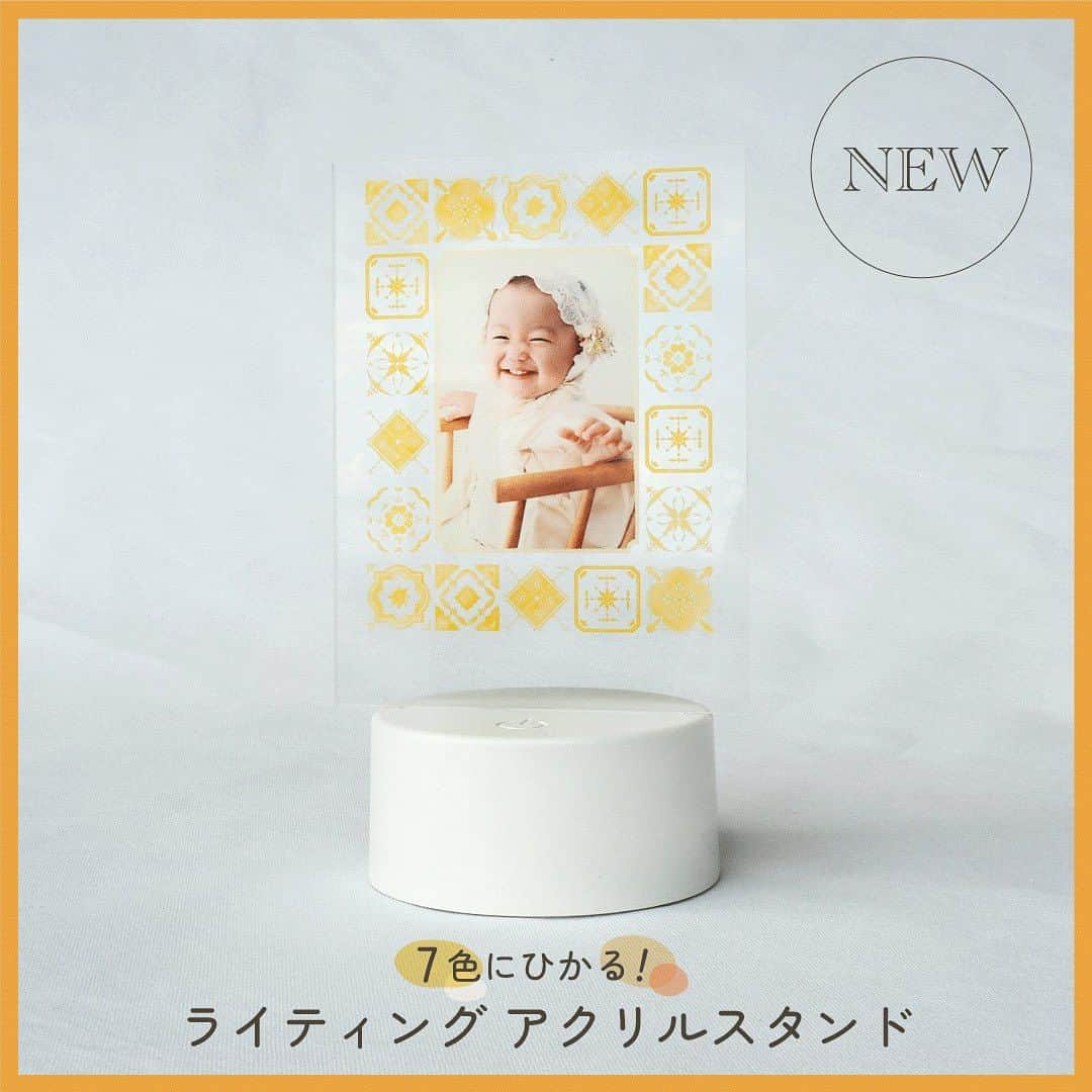 Babyful Storeさんのインスタグラム写真 - (Babyful StoreInstagram)「【新商品】おしゃれにお子さんの写真を飾るアクリルスタンド✨ - - - - - - - - - - - - - - - - - コンパクトながら7色に光るアクリルスタンドライト。  写真を普通に飾るのとはひと味違う、おしゃれなスタンドが作れます。 透明感のある商品で、インテリアのアクセントにも♡ 玄関に飾ったり、寝室に飾ったり⋯  可愛いアイテムでわが子の推し活しませんか？✨ 1番のファンである大切な家族へのプレゼントにもおすすめです◎ 敬老の日にじいじばあばへプレゼントもいいですね！❤️ .- - - - - - - - - - - - - - - - -  今回ご紹介したアイテムはこちら▼ アクリルスタンド テンプレートデザイン：Nordic Tiles[yellow] . ▶︎ プロフィールのリンクから、商品の詳しい情報をチェックしてみてくださいね！→ @babyful_official   #ベビフル #写真入りグッズ #名入れギフト #敬老の日ギフト #敬老の日 #プレゼント #ギフト #オリジナルグッズ #おしゃれ雑貨 #シンプルインテリア #アクリルスタンド #アクリルライト #myべビフル」8月23日 17時45分 - babyful_official