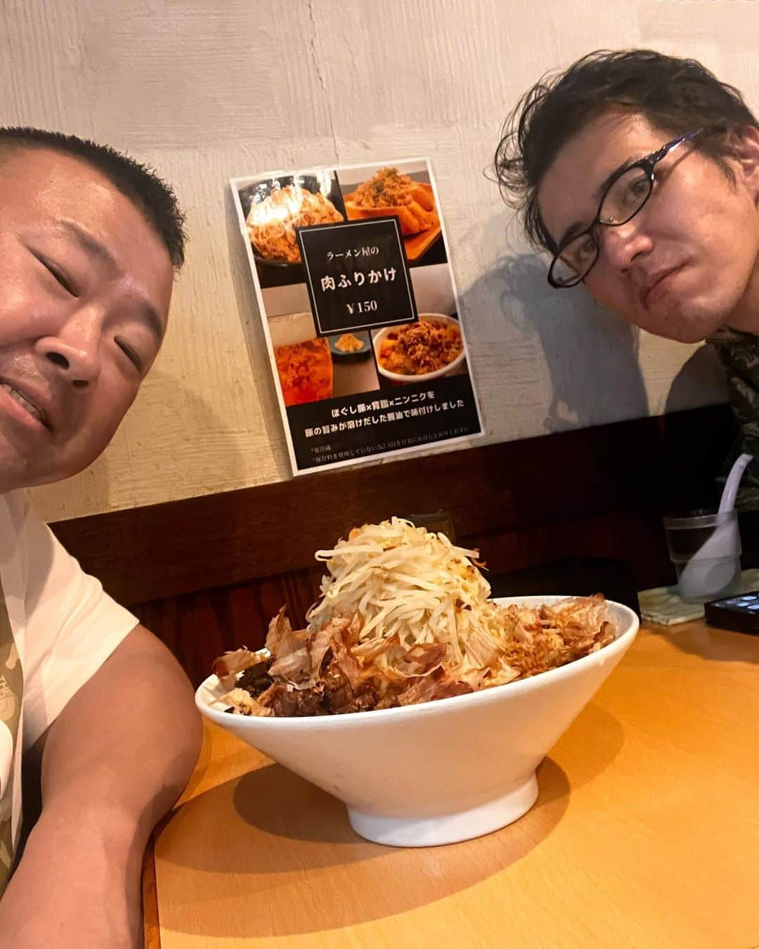 脇知弘のインスタグラム：「後輩と事務所の近くにある 『ピコピコポン』さんで 汁なしjunkラーメンを初めて食べてみました👍  鰹節との相性もバッチリで思ったよりさっぱりしていて茹で前で麺500gでしたが 結構あっさり食べ切れてしまいました🥰  夏にはぴったりな味でちょっとクセになりそうです✌️✌️✌️  #脇知弘#ピコピコポン#ラーメン#汁なしjunkラーメン##さっぱり#あっさり#夏にぴったり#くせになる」