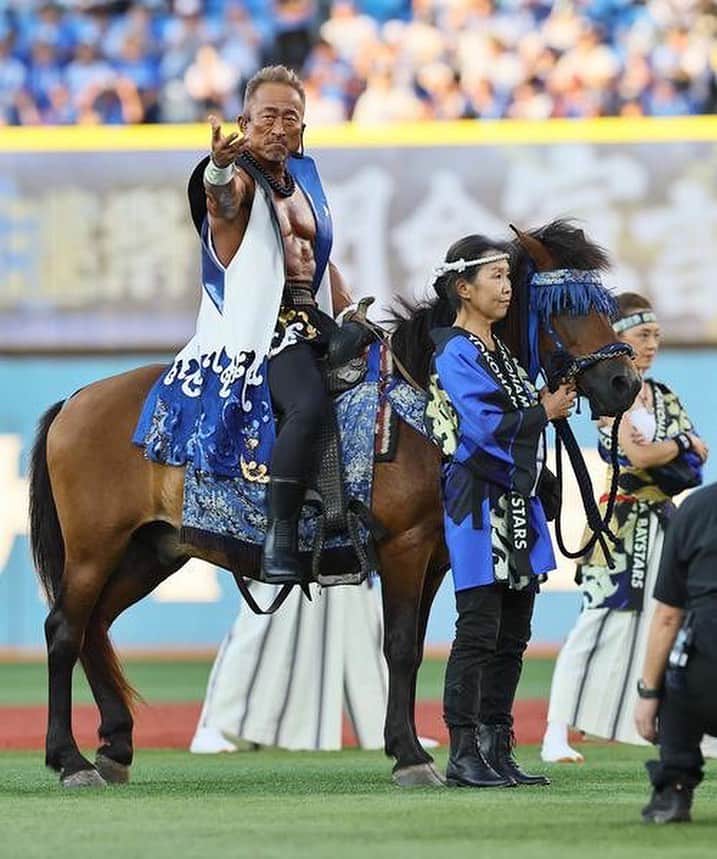 角田信朗さんのインスタグラム写真 - (角田信朗Instagram)「横浜DeNAベイスターズの球団の皆さんは  ボクが馬に跨り  《城門突破》して登場する事に  大変こだわりを持ってらっしゃいました😆  さすがに  城門に見立てた壁を  馬に突き破らせる訳にはいきませんでしたので  ボクが破って（笑）  馬と合流した訳ですが  《松風》に見立てた馬のアンディ君に跨ったボクの姿を見て  多くの方が  馬と一体化してる🐎  ケンタウロスだ‼️  と😆  ナルシス山本トレーナーとの脚トレセッションで  ランジをやると  ナルシスがいつも  ケンタウロスだ‼️  って言ってたのを思い出しました😆🏇  ※写真1枚目: @日刊スポーツ 　 ※写真2枚目: @waqwaq . . #横浜DeNAベイスターズ  #横濱漢祭  #横浜スタジアム  #ケンタウロス」8月23日 16時17分 - kakuda_nobuaki