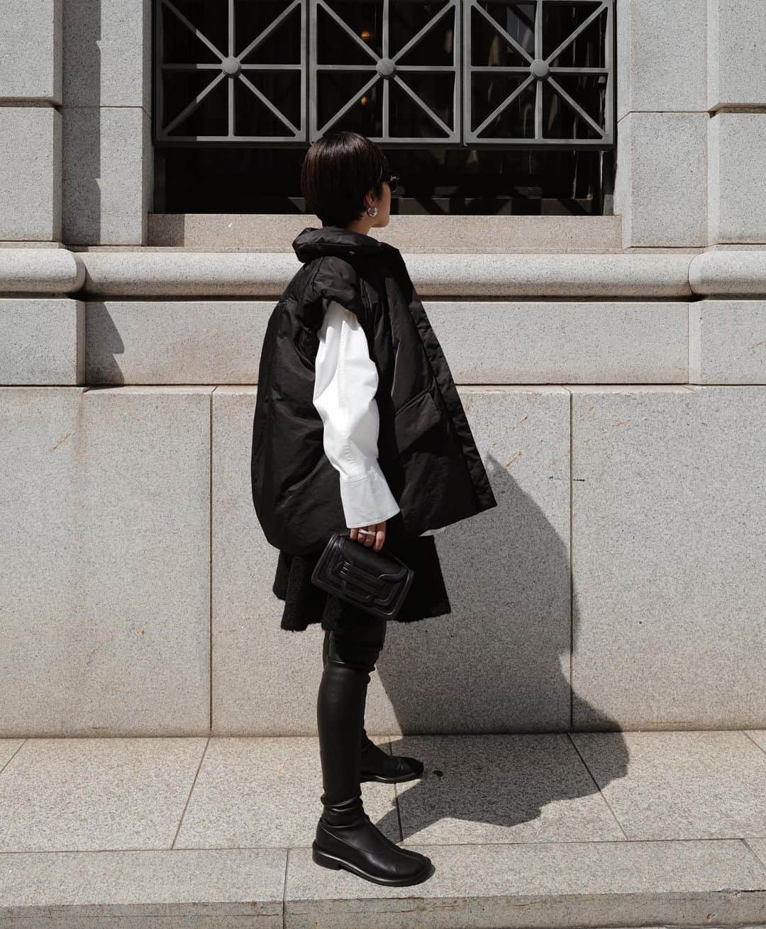 正中雅子のインスタグラム：「monotone🖤  このロハシーサーモ2wayコートは ベストできるのもフォルムが可愛くてめちゃ好き🤤🫶  ブークレスカートにブーツで😎  このアウターは、どんなスタイルにも羽織れるのがかなりオススメポイントです✨  ブラックは安定のカラーでこれも良き♡  outer pre order 8.25 fri 12:00---8.28 mon 23:59  @machatt_  @machatt_staff_styling   #MACHATT#masaco服 #fashion#styling#outerstyle #mamafashion #アウターコーデ」