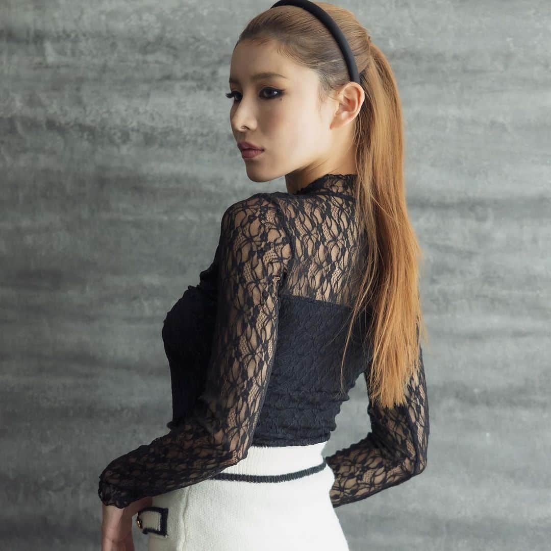 デュラスアンビエントのインスタグラム：「#ジャージーレースツイストトップス <Ivory, Black, Black/Ivory> 【9/6(WED)20:00-】  繊細な柄が楽しめるレースを全面にあしらい、エレガントで気品溢れる印象に。  フロントのツイストデザインが女性らしい曲線を生み出し、デコルテから袖にかけて透けるレースにレディな色香が宿ります。  #バイカラージャガードニットミニスカート <Off white, Gray, Black>  しっかりと厚手のジャガードニットで透け感を気にせず、肌あたりが優しい素材なのも嬉しいポイント。  コンパクトなタイトシルエットで、縁取られたベルト部分が、腰位置高めでマークしてくれます。  ＿＿＿＿＿＿＿＿＿＿＿ ✔︎ @ambient_styling #AMBIENT #ambient_official #ambientstyle #アンビエント #23aw #ニットスカート #バイカラー #レース」