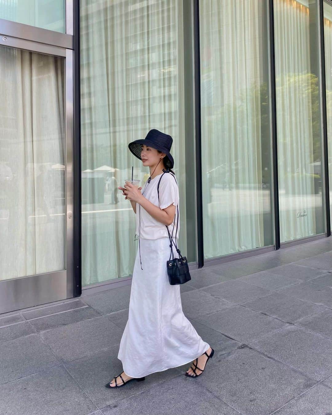 鬼辻麻衣のインスタグラム：「🏃‍♀️  予定詰め込みまくった日の服🎐  朝イチで、8月から始まった @okao_labo のKOKYU spaを受けてきました💆‍♀️ デコルテ・肩・首をしっかりほぐしてもらってからのヘッドスパ。 至福の1hでした🥹💓  夕方は盆踊りに行って、花火で締め🎆 4歳児の女子2人がおもしろすぎて 笑いとまらんかった😇💓 ケイは初めての花火、 ちょっとビビりながらもちゃんと持って楽しんでた🧡  hat @todayful_  T-shirt @yonfa_jp  skirt @stunninglure  bag @acuta.jp  sandal @jihyang_0305」