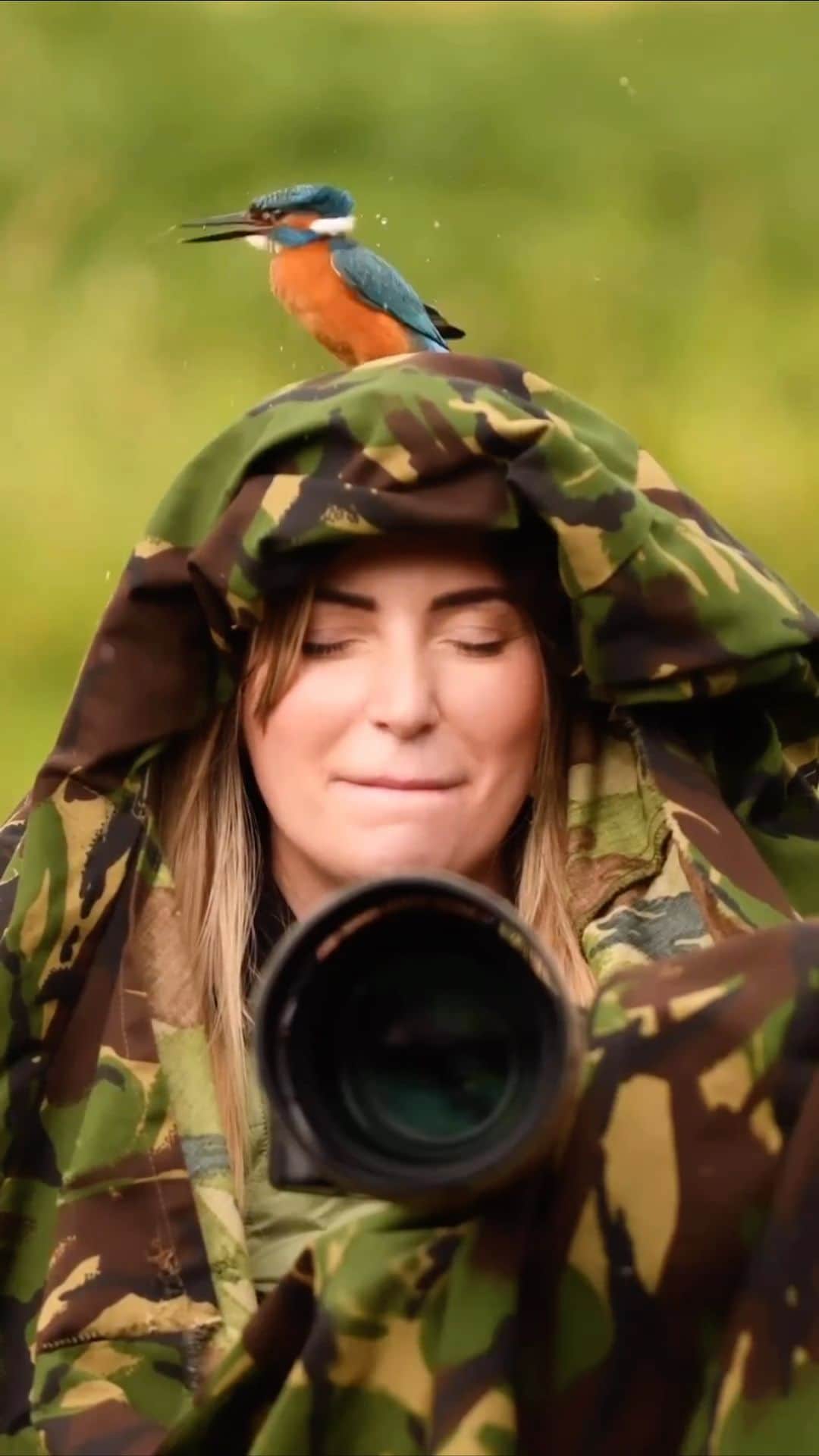 Awesome Wonderful Natureのインスタグラム：「“One of the most surreal moments, watch until the end to see it banging the fish against my head 😂“  Video&Caption by @sophieluby_wildlife w/ @alanmcfadyen」