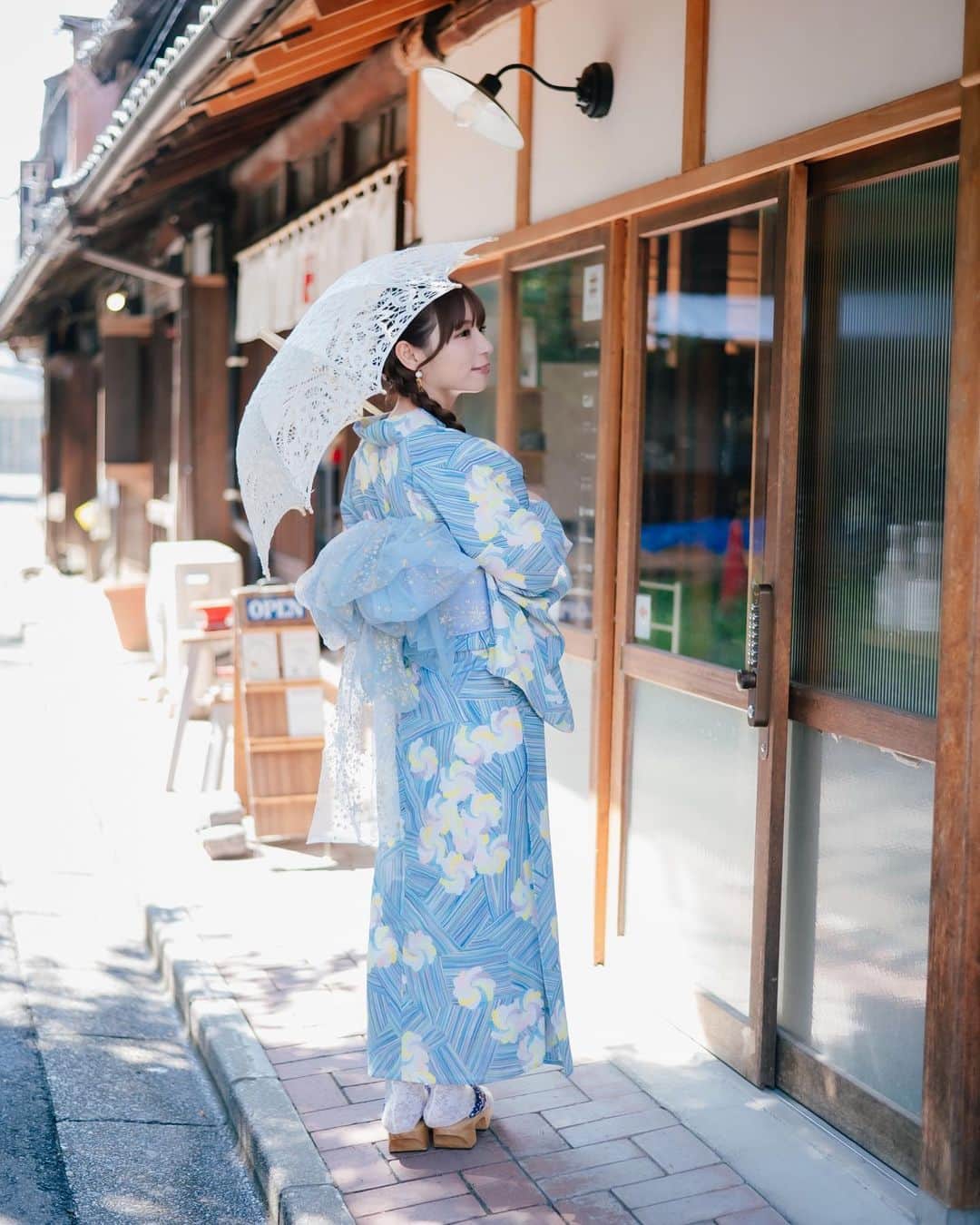 石田亜沙己のインスタグラム：「素敵な浴衣と帯。 暑かったはずなのにとても涼しそうに見えるのが不思議✨  浴衣　@hananowa_kimono  帯　@dol_ce_ione」