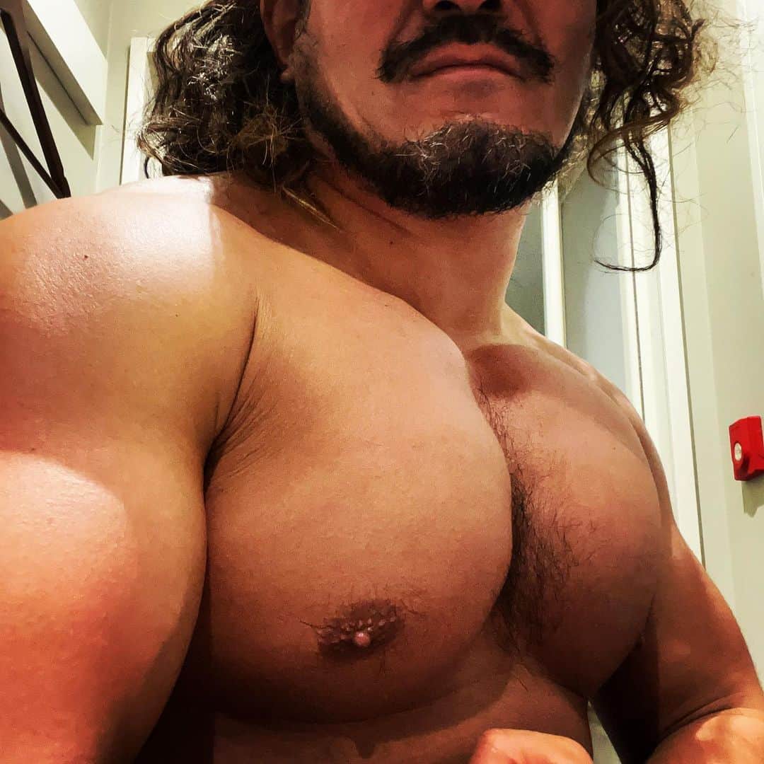 今成夢人のインスタグラム：「#chestworkout  ありがたいことに胸の数字がまた上がってきた。数字の話を聞いてダウナーな気持ちになることも多々ありますが、自分の脳から指令を出して、肉体が成長線を描けるというのはとても嬉しい。今成個人はどんな環境下においてもブレずに成長し続けることを念頭において、コツコツやっていきます」
