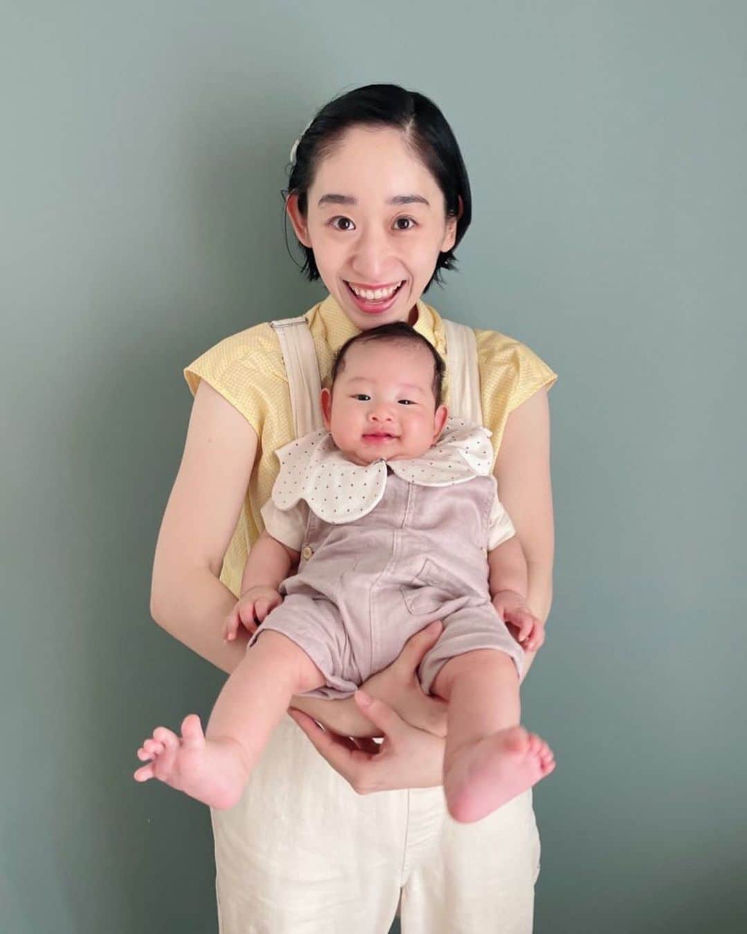 椎名琴音のインスタグラム：「プチリンクコーデ🤍🍋  すこーしだけ暑さ落ち着いたので おでかけしました〜☁️  ちょっとしたリンクコーデが 最近のたのしみ🍋 コニーの水玉のスタイに わたしの水玉のシャツ。 そしてサロペット🤍  外に出るの リフレッシュになった〜  図書館で息子のための絵本と 自分用にSキングの 「グリーンマイル」借りました 今2巻目！めちゃくちゃ怖い…！  お恥ずかしながら、まだ映画観てないので小説読み切ったら観ようと思います！！たのしみ👍🏻」