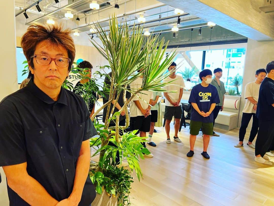吉田正樹のインスタグラム：「新社屋見学会にホリケンが来てくれた。 盛り上がった。  今週はまだ表参道です。」