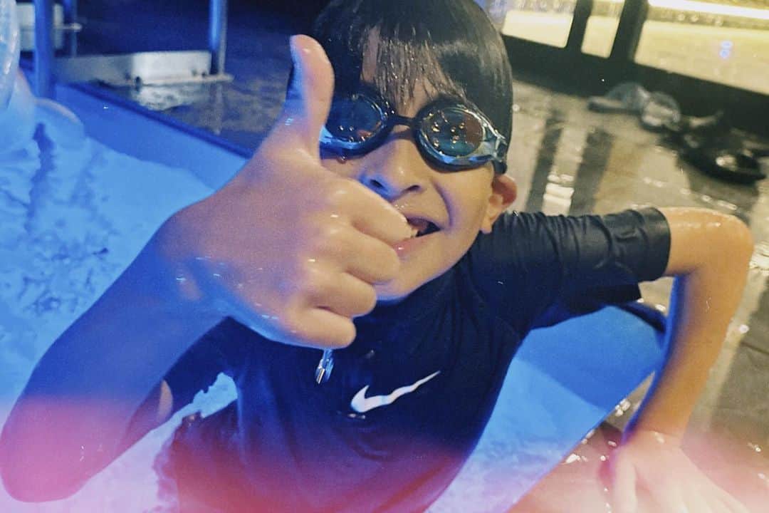 カジサック&ヨメサックのインスタグラム：「夜も朝もずーっとプールにいたせんこじです🏊‍♀️🏊」