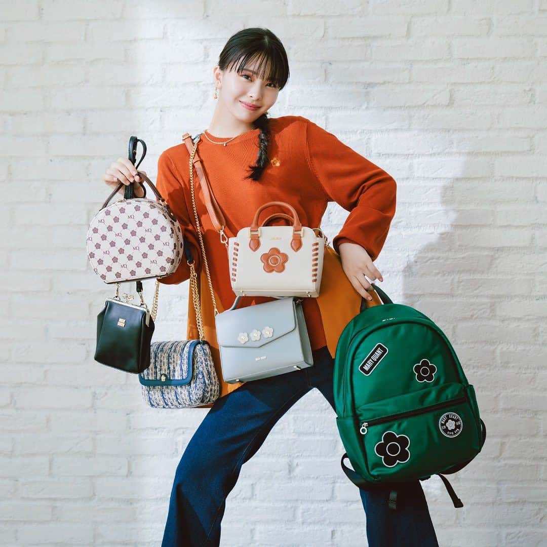 MARY QUANT officialのインスタグラム：「- BAG collection MARY QUANT feat. Kawaguchi Yurina コーデのワンポイントになるデザインから どんなファッションにもマッチする シンプルなものまで MARY QUANTこだわりのバッグで いつものコーディネートを彩って 今日はどのバッグとお出かけする？ - MODEL:@kawaguchi_yurina_official - 9/3 (Sun)まで！ オンラインショップ限定 #クレンジングリキッド (ミニボトル)プレゼント中！ 期間中1回のお買いものに限り クリアランス商品を除き税込5,500円以上 ご注文いただいたお客様に 「クレンジングリキッド」のミニボトル(15mL)を プレゼント！ - #MARYQUANT #2023AUTUMN #NEWITEMS #FASHION - #マリークヮント #バッグ #リュック #ショルダーバッグ #トートバッグ #ショルダー #トート #2WAYバッグ」