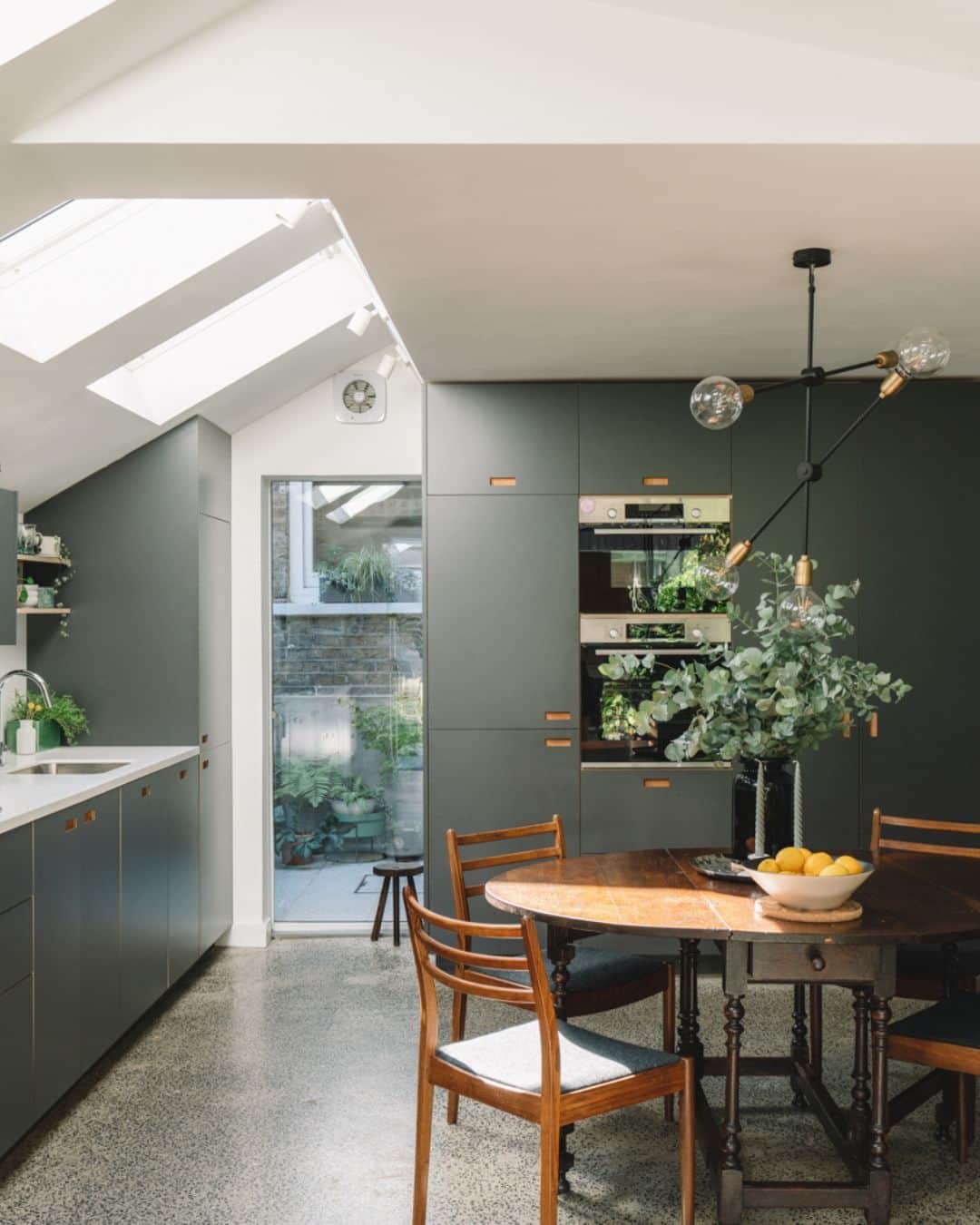 The Modern Houseさんのインスタグラム写真 - (The Modern HouseInstagram)「#forsale Bright Spark: a ground-floor apartment in Peckham, south-east London, with a contemporary extension that leads to a lush garden.  Head to the link our bio to view the full listing.  Danby Street, London SE15.」8月23日 16時45分 - themodernhouse