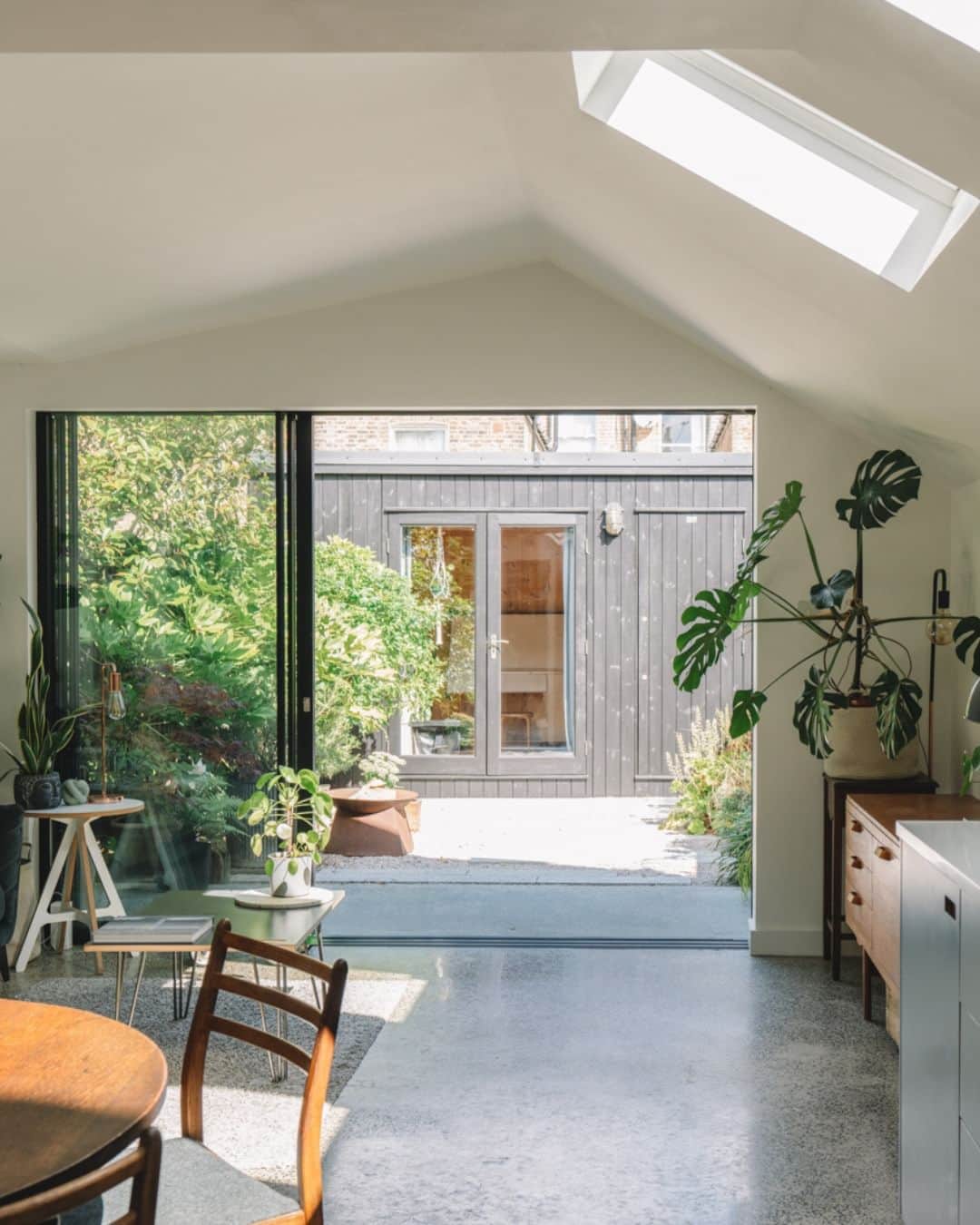The Modern Houseさんのインスタグラム写真 - (The Modern HouseInstagram)「#forsale Bright Spark: a ground-floor apartment in Peckham, south-east London, with a contemporary extension that leads to a lush garden.  Head to the link our bio to view the full listing.  Danby Street, London SE15.」8月23日 16時45分 - themodernhouse