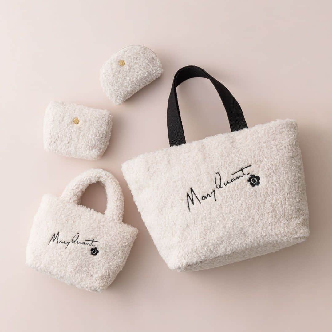 MARY QUANT officialのインスタグラム：「- #ボアサイン刺繍トート #ボアサイン刺繍２WAYミニトート #ボアメタルデイジーラウンドポーチ #ボアメタルデイジー舟型ポーチミニ - 9/3 (Sun)まで！ オンラインショップ限定 #クレンジングリキッド (ミニボトル)プレゼント中！ 期間中1回のお買いものに限り クリアランス商品を除き税込5,500円以上 ご注文いただいたお客様に 「クレンジングリキッド」のミニボトル(15mL)を プレゼント！ - #MARYQUANT #2023AUTUMN #NEWITEMS #FASHION - #マリークヮント #トートバッグ #２WAYバッグ #ミニバッグ #ポーチ #ボア #ボアバッグ #モコモコバッグ」