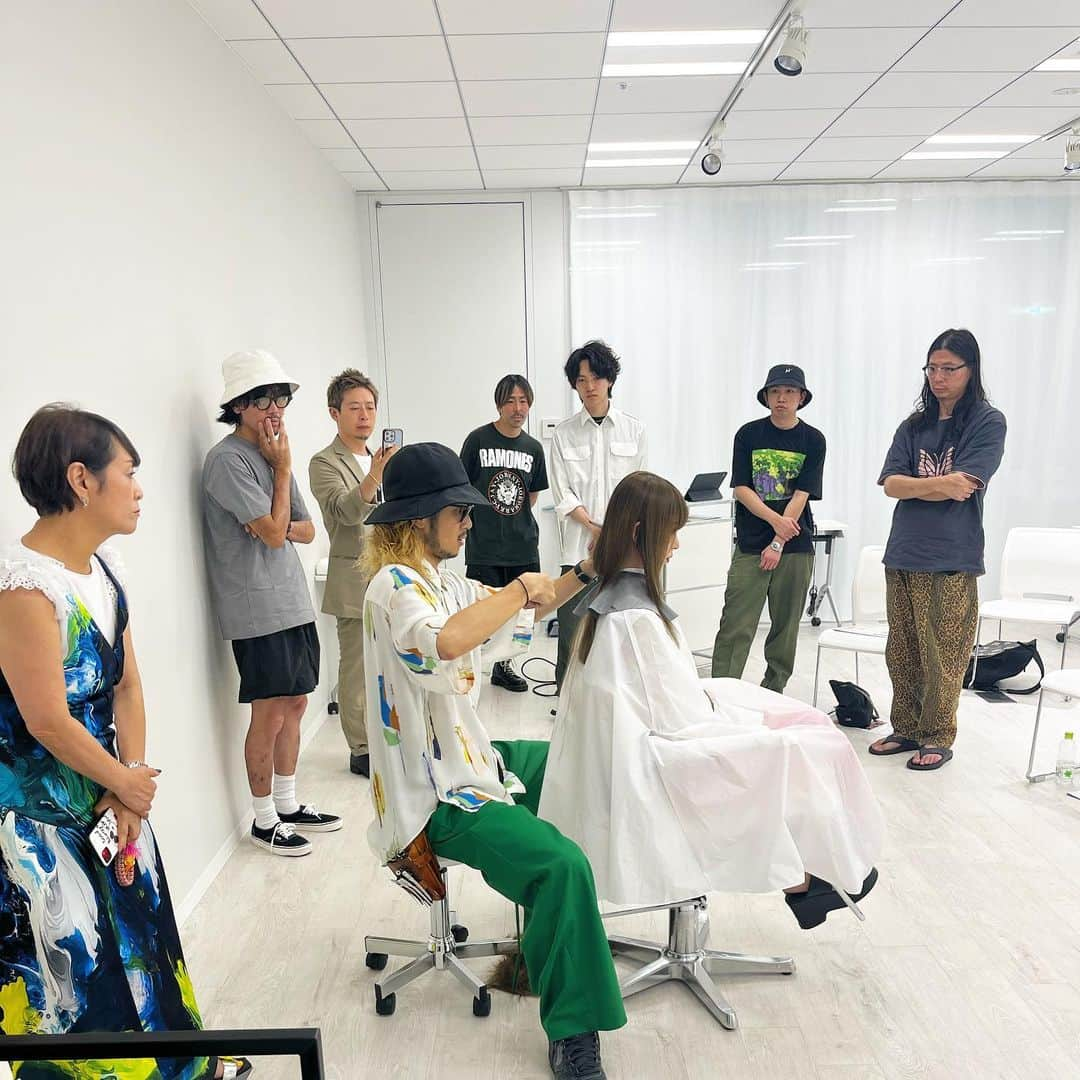 福元雄一郎のインスタグラム：「Design Cut Seminar 先日、 “個性を引き出すDesign”をテーマにセミナーさせて頂きました。 普段、お客様に対してサロンワークで意識している事、実践している事をリアルにお伝えしました。 . セミナーをやらせて頂くにあたって、自分自身もまた改めて考えさせられました。 より腕に磨きをかけ、一人一人にフィット感あるヘアをご提案出来る様に頑張ります！ . 見に来て頂いた美容師の皆様ありがとうございます✨ 一つでも皆様のプラスになったら嬉しいです🙇🏻‍♂️ モデルをしてくれた　@mayukah0117 ちゃん、アシストしてくれた @_aribaby20 ちゃんありがとうございました😊 INTENSEの皆様もご協力ありがとうございました🙇🏻‍♂️ . #LENC #lenc_hair #イロンナカタチ #福岡美容室 #大名美容室 #天神美容室 #福岡ショート#福岡マッシュショート #福岡ショートボブ#福岡ハンサムショート#福岡ボブ#福岡ミニボブ#福岡美容室求人 #福岡アシスタント求人#福岡美容師求人 #福岡美容学生」