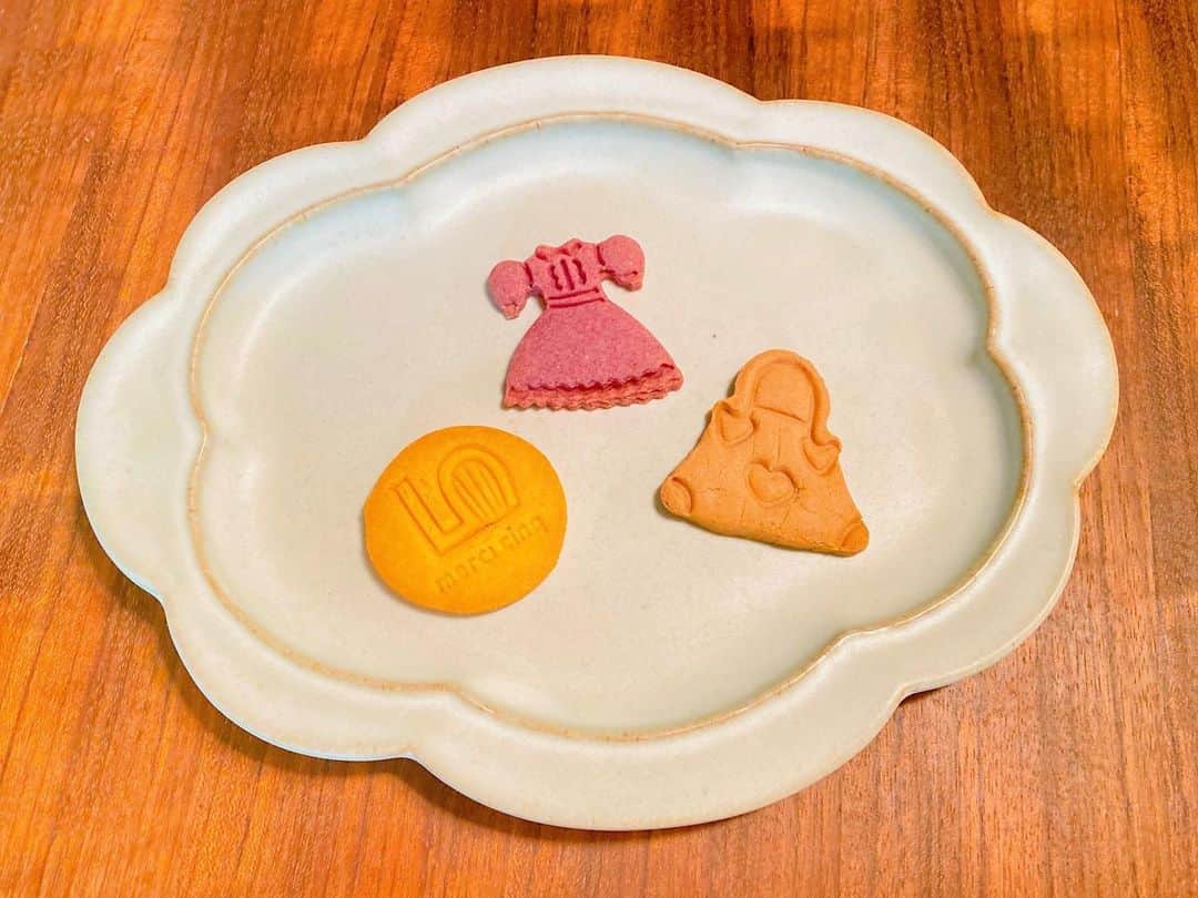 ベッキーのインスタグラム：「素敵なお店発見！ メルシーサンクさん。 @mercicinq   グルテンフリー ビーガン 白砂糖不使用 積極的にオーガニック素材を使用  などなど。 こだわりたくさんのお店でした。 オンラインショップもあるそうです。  こういうお店があって、本当に助かっています。 心から応援しています！」