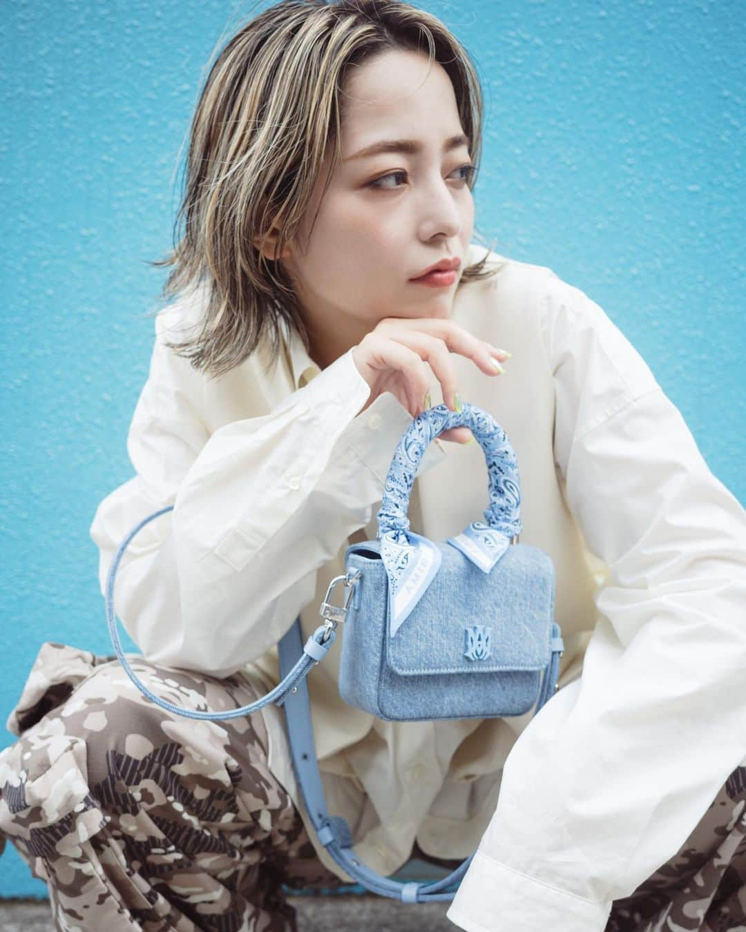 Licaxxxのインスタグラム：「@amiri を象徴する新作バッグ、MICRO MA BAGが2023年春夏コレクションに登場。ペイズリー柄のシルクのバンダナが夏らしい！  #AMIRI #AMIRITOKYO  📸 @kisshomaru」