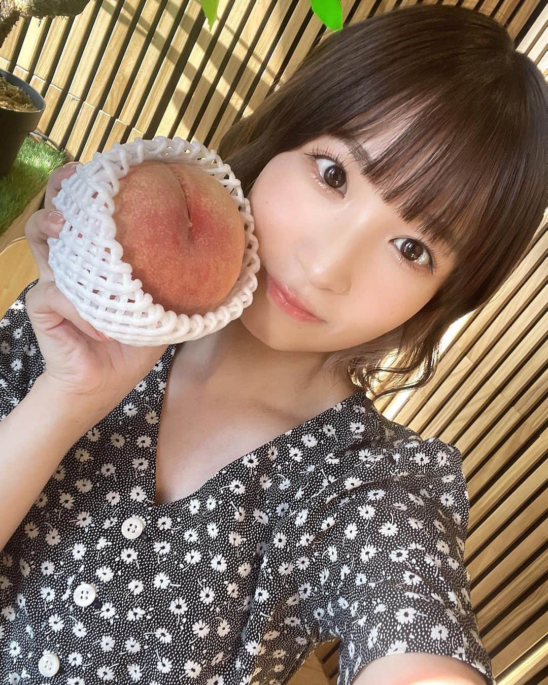 栄川乃亜のインスタグラム：「♡♡♡  毎年たくさんの桃を 送ってくれてありがとう🍑  事務所のみんなで分けて 美味しく頂きました！！！！  #桃 #プレゼント」