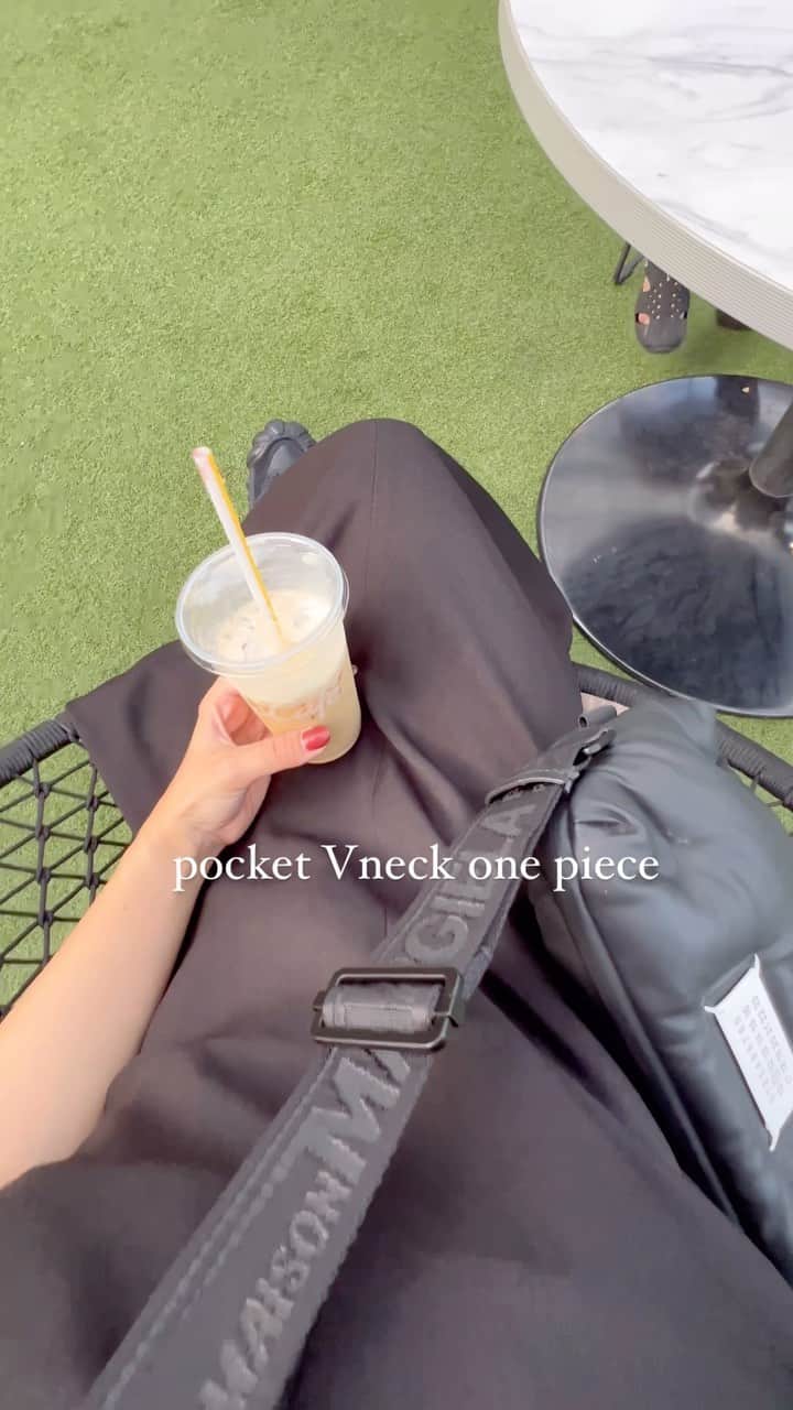 natsupoo0315のインスタグラム：「トップス次第でオールシーズン着れる ポケット付Vネックワンピース👗 カジュアルでも綺麗めでも行けるから いろんな場面で使えそう🫶 ブラックLサイズ着てます🥰  @classicalelf_official   #クラシカルエルフ #classicalelf #エルフコーデ #タイアップ #uniqlo #gu #zara #ユニクロ #ジーユー #ザラ #zozo #zozotown #zozo購入品 #zozotown購入品 #ワンピース #Vネック #スリット#骨格ナチュラル#onitsukatiger#オニツカタイガー #大人カジュアル #秋服 #初秋コーデ」