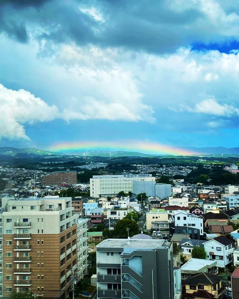 kainatsuのインスタグラム：「向こうのほう、山の麓が何やら虹色っぽくガスってるなぁと思ってしばらく見てたら、だんだん裾野が広がって、アーチ状にふくらんで、、、  虹になった！！！  上空に少しずつ移動しながらしばらくしたら消えていきました。  虹が生まれるところを見たかもしれないっ」