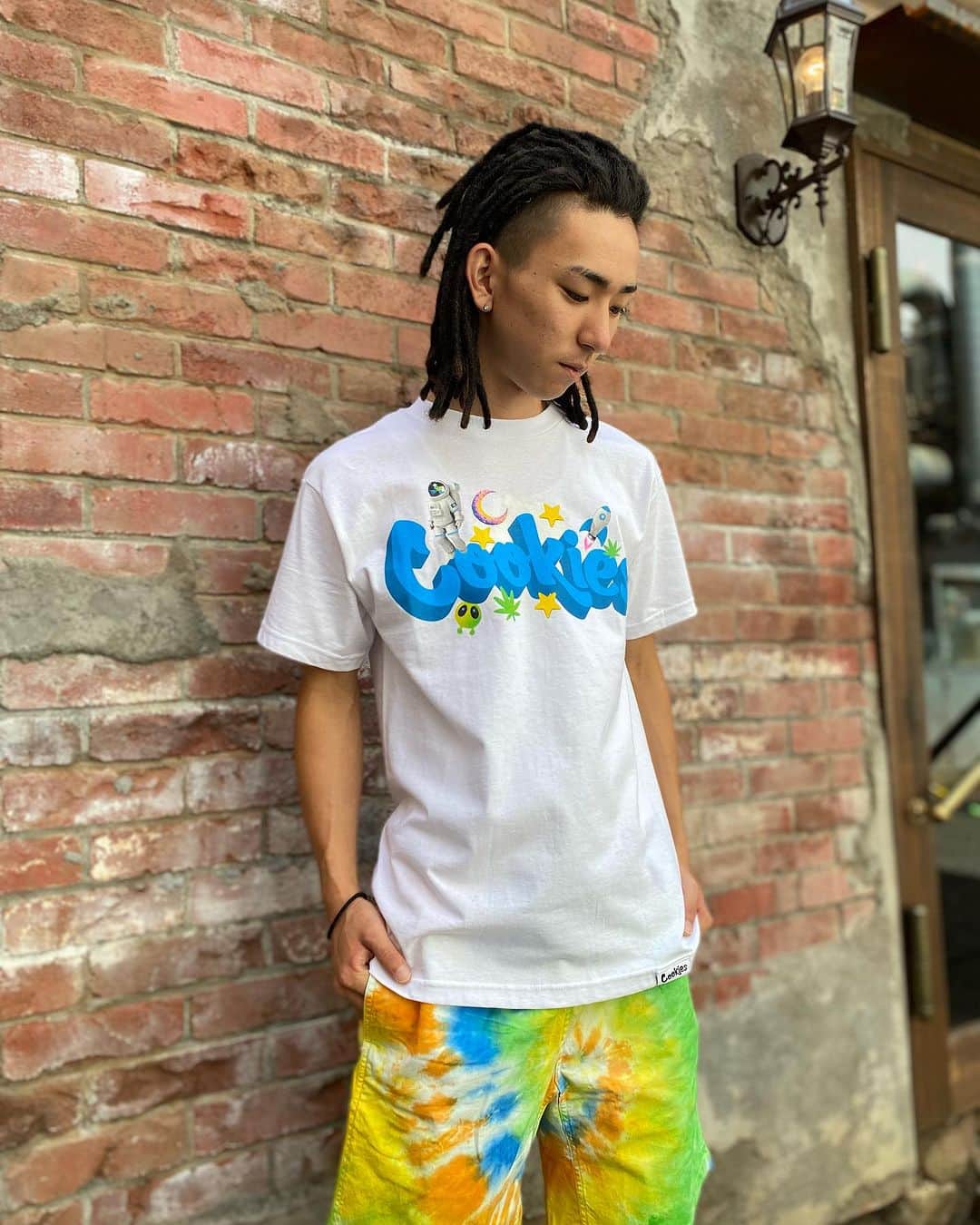 GROW AROUNDのインスタグラム：「#growaroundnewarrivals   新たにCOOKIESのS/S TEEが種類豊富に入荷致しました🔥  WEB UPも全て完了しております🙌  TAYLOR GANG所属のアーティスト・起業家であるBERNERによって設立されたCOOKIESは、LOS ANGELESやSAN FRANCISCOなどのベイエリアを中心に浸透中のCANNAVIS LIFESTYLE BRANDです。 最近もNYやBANGKOKに進出したり、BERNERはFORBESの表紙を飾ったり、今勢いに乗ってます  #cookies」