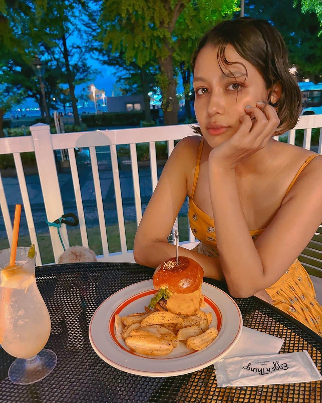 加治まやのインスタグラム：「夏の夜のシーサイドハンバーガー🍔 夏の私の前髪は別人格が宿っていて如何ともし難い。 バーガー狙ってる🐶  #hamburger #yokohama #eggsthings #山下公園 #横浜」