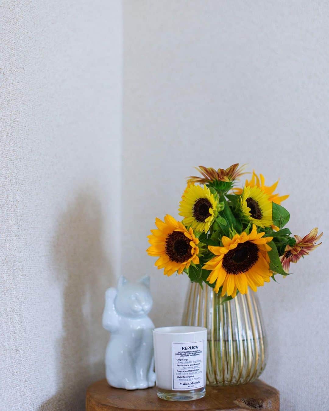 田中幸恵のインスタグラム：「__ . 🌻🌻🌻  お花屋さんや道の駅など、 お花を買うところはいろいろだけど、 インスタで見て気になってた @flowr_is で日光園藝のミックスひまわりを購入  種類の異なるひまわりが可愛い🌻  8月も残りわずか 夏を楽しみたいな☺️  （ @loeff_official の招き猫は金子綾さんのYouTubeを見て去年お迎えしたコ）  #ロスレスブーケ　#flowr_is  #ひまわり　#日光園藝　#loeff」