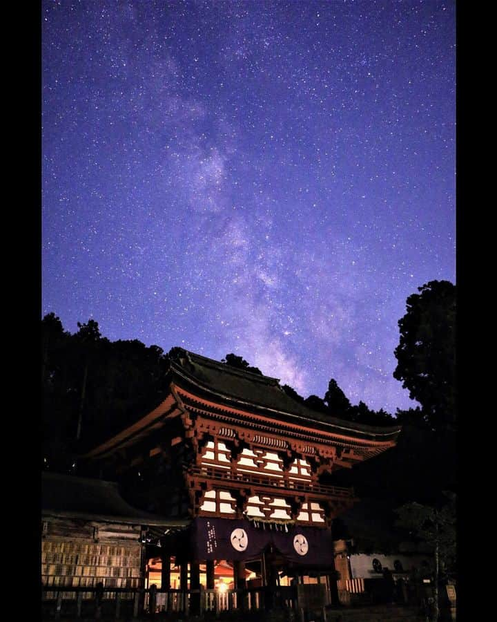 和みわかやまのインスタグラム：「. 高野山へ上がる途中にある、丹生都比売神社⛩威厳のある立派な楼門が迎えてくれます👏  📷：@takashi.fujita.73 📍：高野山エリア かつらぎ町  #グッドトリップ和歌山 投稿キャンペーン優秀賞からのリポストです😉 . . . #和歌山 #和歌山観光 #和歌山旅行 #わかやま #和みわかやま #wakayama #wakayamajapan #wakayamatrip #wakayamatravel #nagomi_wakayama #wakayamagram #神社 #丹生都比売神社 #高野山 #丹生明神 #天野 #temple #shrine #koyasan #summerinjapan #旅行 #国内旅行 #旅行好きな人と繋がりたい #観光 #travel #trip #travelgram #japan #travelphotography」