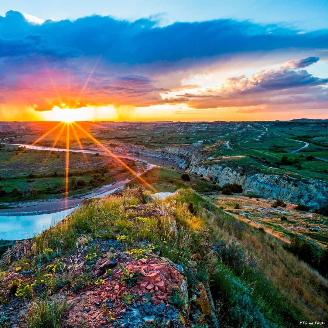 アメリカ大使館さんのインスタグラム写真 - (アメリカ大使館Instagram)「アメリカ50州を毎週1州ずつご紹介するプロジェクト「#全米50州の魅力」。第34回目は、中西部に位置するノースダコタ州 (North Dakota )です。  ルイス＆クラーク・トレイル（Lewis & Clark Trail）を進みながら発見隊の探検をたどったり、セオドア・ルーズベルト国立公園（Theodore Roosevelt National Park）でバイソンや野生の馬を眺め、非日常的な風景を楽しんでみませんか。  📍: Theodore Roosevelt National Park 📍: Theodore Roosevelt National Park 📍: Maah Daah Hey Trail near Medora  #NorthDakota #ノースダコタ #ND #PeaceGardenState」8月23日 17時00分 - usembassytokyo