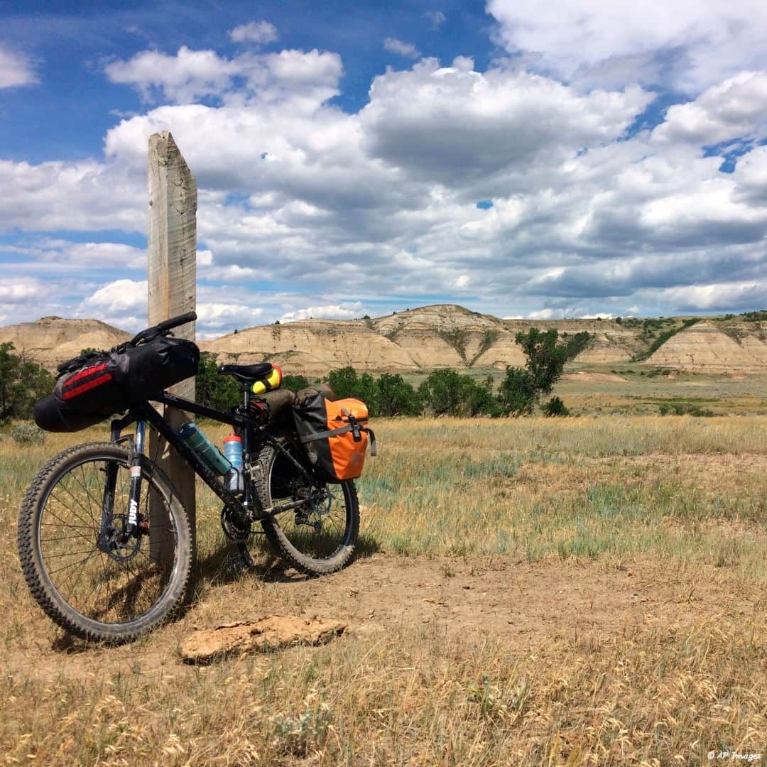アメリカ大使館さんのインスタグラム写真 - (アメリカ大使館Instagram)「アメリカ50州を毎週1州ずつご紹介するプロジェクト「#全米50州の魅力」。第34回目は、中西部に位置するノースダコタ州 (North Dakota )です。  ルイス＆クラーク・トレイル（Lewis & Clark Trail）を進みながら発見隊の探検をたどったり、セオドア・ルーズベルト国立公園（Theodore Roosevelt National Park）でバイソンや野生の馬を眺め、非日常的な風景を楽しんでみませんか。  📍: Theodore Roosevelt National Park 📍: Theodore Roosevelt National Park 📍: Maah Daah Hey Trail near Medora  #NorthDakota #ノースダコタ #ND #PeaceGardenState」8月23日 17時00分 - usembassytokyo