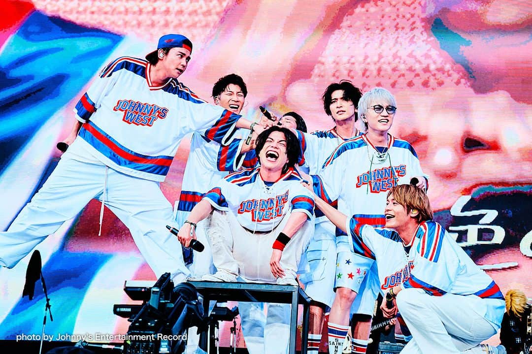 のインスタグラム：「サマソニをプレイバック🎶  18:50～鮎貝健がナビゲート 『DIG UP!』  SUMMER SONIC 2023出演アーティストインタビューをOA！ ￣￣￣￣￣￣￣￣ 今週は8/19～20にZOZOマリンスタジアムで開催された SUMMER SONIC 2023に出演したアーティストたちの インタビュー＆ライブ音源をオンエア！  今夜8/23（水）のオンエアでは、ジャニーズWESTメンバー全員にサマソニ初出演についてインタビューした模様をお届けします🎙  どうぞお聴き逃しなく。  ©Johnny’s Entertainment Record  #jwave #サマソニ #summersonic @summersonic_official #ジャニーズWEST」