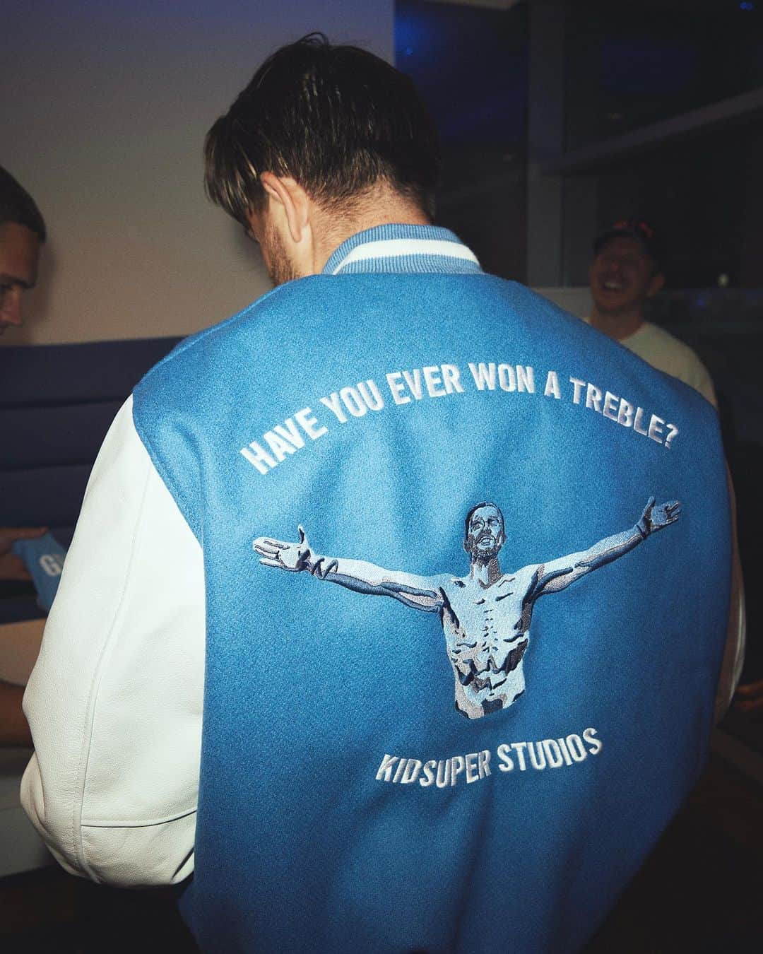 ジャック・グリーリッシュさんのインスタグラム写真 - (ジャック・グリーリッシュInstagram)「1 of 1 treble winning jacket delivered 🤩 @jackgrealish 🤝 @kidsuper」8月23日 17時00分 - jackgrealish