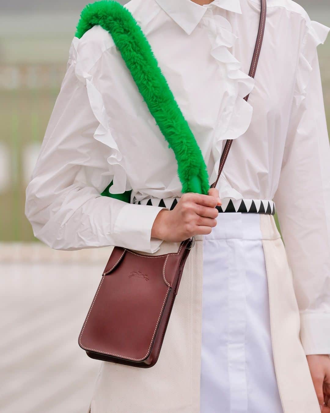 Longchampさんのインスタグラム写真 - (LongchampInstagram)「Cozy yet sassy.  Collection: #LongchampFW23 Bag: #LongchampFoulonne Ready-to-wear: @longchamp  Photographer: @gregoire_avenel  #longchamp #newcollection #longchampgirls #ootd #whiteoutfit #outfit #horseracing #sherling #french #classic #bag #cozy」8月23日 17時00分 - longchamp