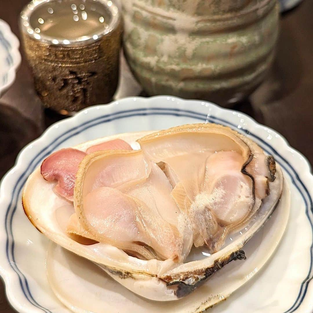 大見さなえのインスタグラム：「貝好きにはたまらない🥺💓 恵比寿『あこや』 ⁡ 【はまぐり酒蒸し】 大ぶりなハマグリ！！ 旨味ぎゅっと詰まってて、食べ応えもあり✨ これはお酒進んじゃう🤤🍶 ⁡ 赤貝はコリっと食感で鮮度抜群！ 他にも生牡蠣や バクダン(貝•納豆•長芋•野菜海苔巻き) さまざまな貝が入った土鍋ごはんなど🍚 ⁡ 注文してなかったけど ホタテ、鮑ステーキ、サザエ壷焼きもあって 貝好きには魅力的なお料理がたくさん☺️🦪 ⁡ 低カロリーでダイエット中にも🙆‍♀️ ーーーーーーーーーーーーーーーーーーーー エリア　恵比寿 予算　8,000円〜9,999円 オススメ　はまぐり酒蒸し ーーーーーーーーーーーーーーーーーーーー #あこや #恵比寿グルメ #貝料理 #はまぐり #めぐログ_恵比寿 #めぐログ_海鮮 #ハマグリ #焼き貝あこや  #低カロリー #貝 #恵比寿 #東京グルメ #焼貝あこや」