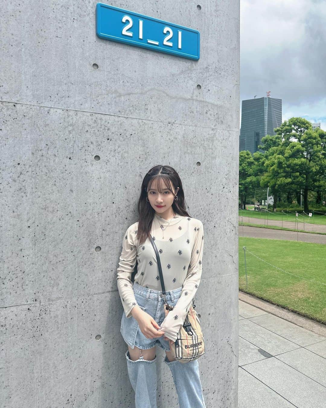 村瀬紗英のインスタグラム：「#dailylook 今日とて会議の日❕ まだまだ暑い中みんなも日々、お疲れ様です🥹✨  Topsとしてもインナーとしても着回せる 便利なシアートップス(:  展示会でも人気でした🤍🤍  ロゴシアートップス▷9/8 ジャケットノースリワンピ▷8/25  ノベルティだったピンポぺも愛用中なのだ🤌🏻🩷 #ANDGEEBEE #AW #fashion #ootd #🦊」