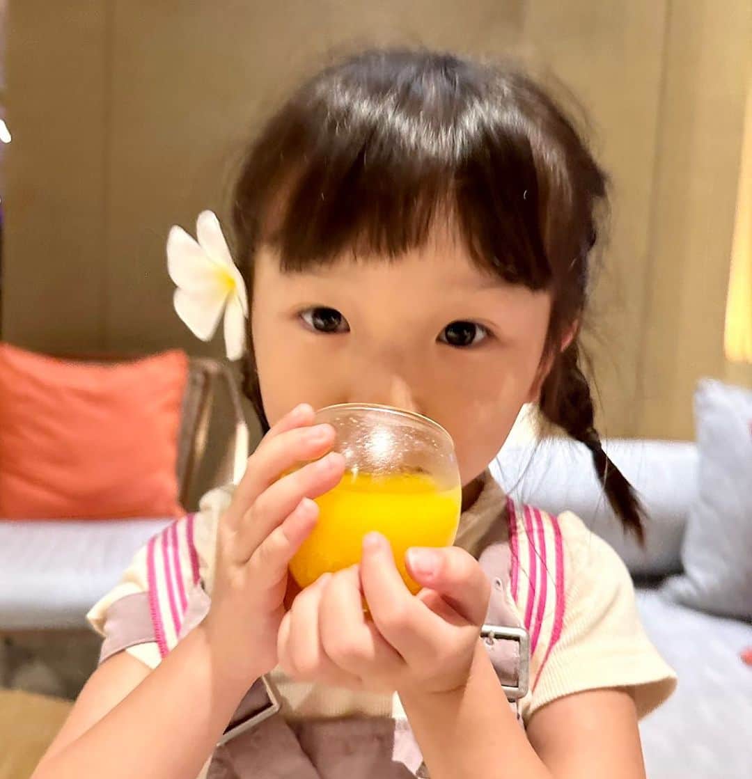のインスタグラム：「約5時間のフライト✈️ ホテルのウェルカムドリンクのマンゴージュースをお煎茶のように飲んでいました🍵  #村方乃々佳 #ののちゃん #ののかちゃん #ののちゃんねる #nonokamurakata #노노카 #NONOCHAN #夏休み　 #フィリピン旅行 #セブ島 #家族旅行」