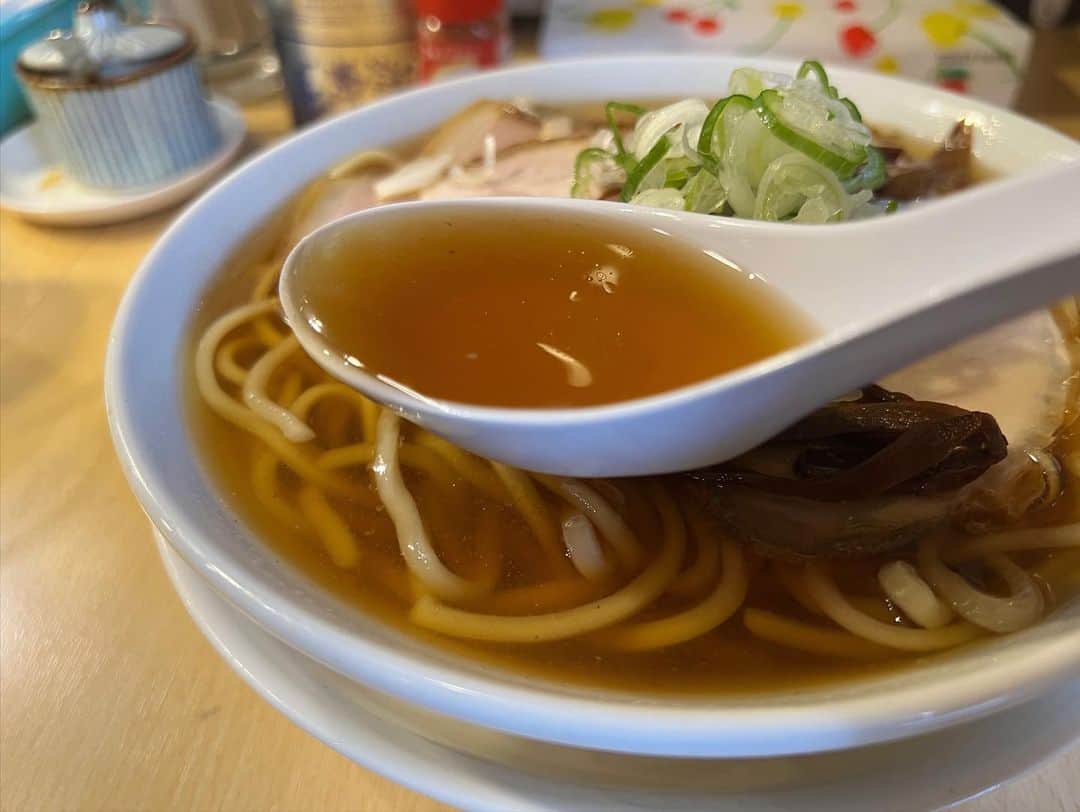SUSURUさんのインスタグラム写真 - (SUSURUInstagram)「青森ですすった煮干しラーメンたち。 やっぱり地元の味は最高。油の浮かないスープとかんすい少なめな麺がうまい！ #susuru_tv #西中華そば店 #しらはる #青森市 #うまい  #ラーメン #らーめん #ramen #ラーメン部 #ramennoodles #毎日ラーメン生活 #麺スタグラム #japaneseramen #japanramen #foodstagram #foodie #noodles #instanoodle #instaramen #instafood #青森ラーメン #煮干しラーメン #青森煮干し #にぼしラーメン」8月23日 17時09分 - susuru_tv