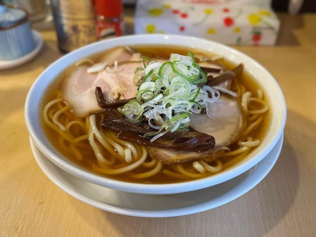 SUSURUのインスタグラム：「青森ですすった煮干しラーメンたち。 やっぱり地元の味は最高。油の浮かないスープとかんすい少なめな麺がうまい！ #susuru_tv #西中華そば店 #しらはる #青森市 #うまい  #ラーメン #らーめん #ramen #ラーメン部 #ramennoodles #毎日ラーメン生活 #麺スタグラム #japaneseramen #japanramen #foodstagram #foodie #noodles #instanoodle #instaramen #instafood #青森ラーメン #煮干しラーメン #青森煮干し #にぼしラーメン」