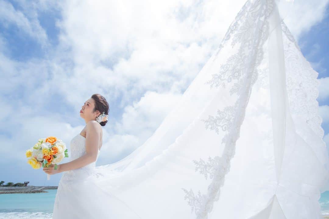 【公式】小さな結婚式さんのインスタグラム写真 - (【公式】小さな結婚式Instagram)「. @petit.wedding をフォローしてね♩ #小さな結婚式 をつけてのお写真投稿も大歓迎です♡ こちらの公式IGでリグラムさせていただきます＊ . 青々とした空と海を背景にした ロケーションフォト♪  周りの目を気にすることなく おふたりらしさ伝わる写真を思い出に残して！ . >>#小さな結婚式沖縄サザン店 . ——————— #petitwedding #ラヴィファクトリー #前撮り #結婚式 #プレ花嫁 #卒花 #家族婚 #少人数結婚式 #ウェディング #wedding #bridal #weddingdress #花嫁 #挙式 #結婚式準備 #式場探し #日本中のプレ花嫁さまと繋がりたい #結婚式の思い出に浸る会 #結婚準備 #沖縄花嫁 #ウェディングフォト #花嫁コーディネート #沖縄 #リゾートウェディング #リゾ婚 #ロケーションフォト #ウェディングドレス #フォト構図」8月23日 17時10分 - petit.wedding