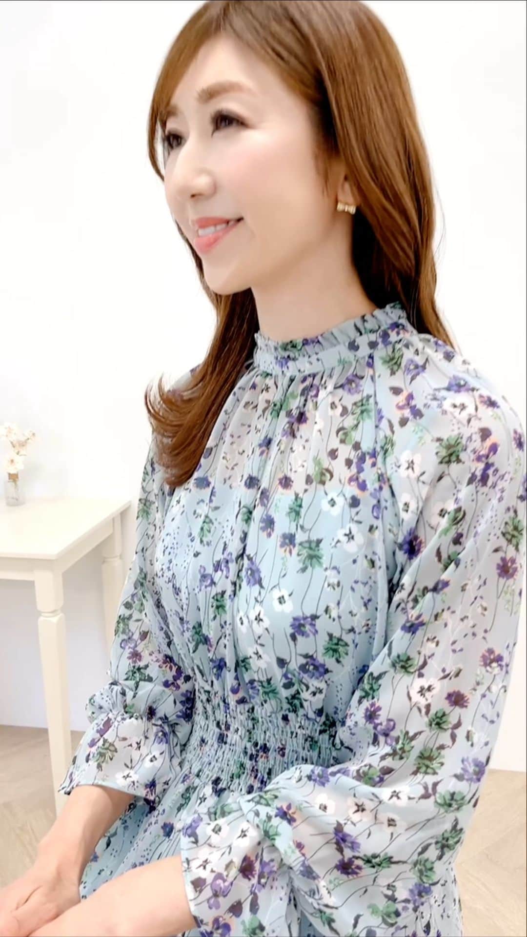 和泉佳子のインスタグラム：「New collection👗 @primascherrer   ＊付属の透け防止インタードレス付き ＊ウエストシャーリングゴムで着心地抜群　＊シワにならないアイロンいらず ＊わずか284gと軽やかな着心地 ＊幅広い体系に対応したフリーサイズ  #和泉佳子　#プリマシェレル　#ジョイントスペース　#jointspace #ワンピース　#フラワープリント　 #ファッション　#コーディネート　#ファッション好きな人と繋がりたい　#新作　#mustbuy  #coordinate」