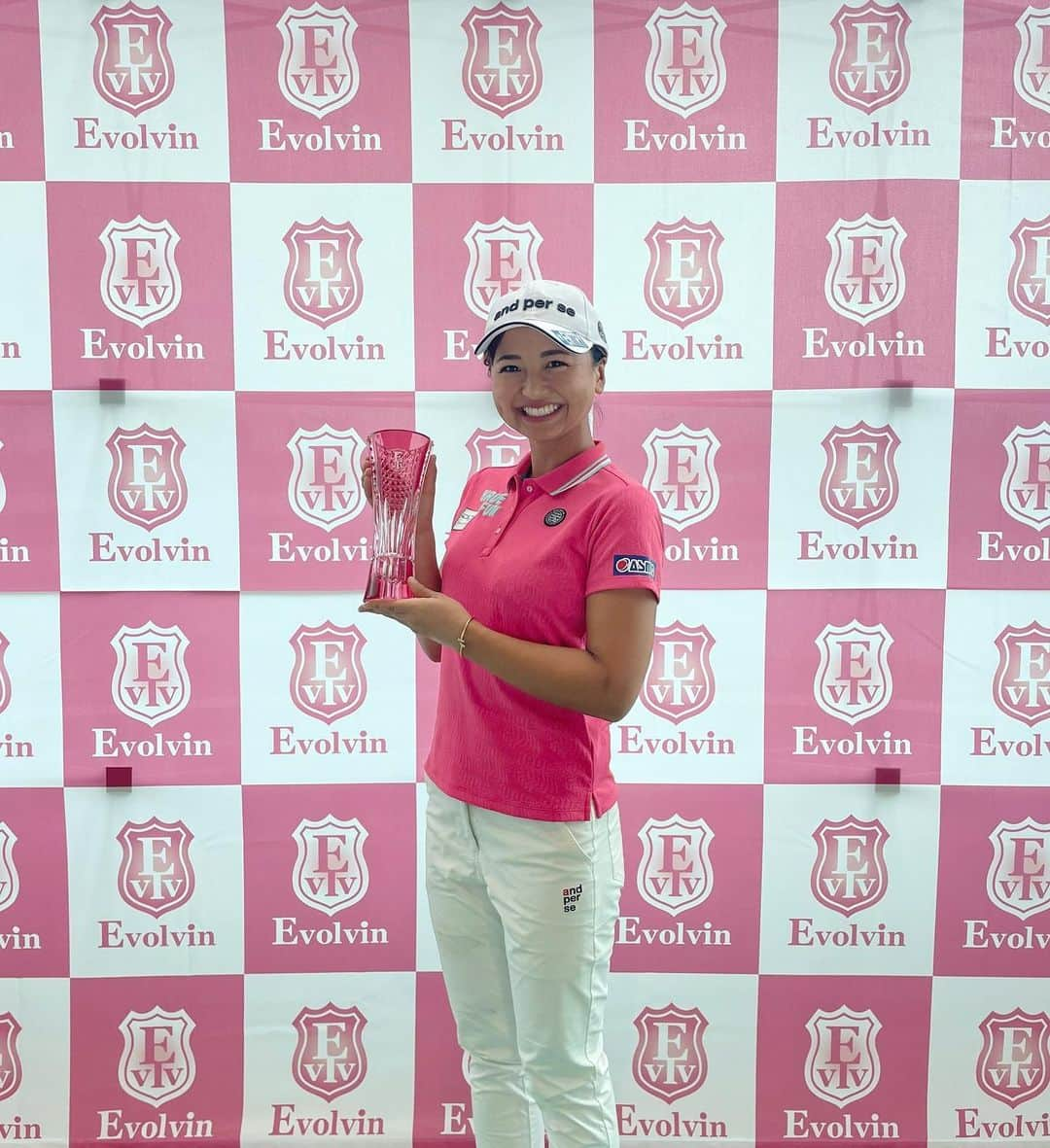 荒川侑奈のインスタグラム：「Evolvin レディース チャレンジトーナメント 優勝する事ができました🏆  最終プロテストがあるJFE瀬戸内海GCで雨で中断もありながらノーボギーの67で回る事ができ、とっても自信になりました！！  素敵な大会に参加させて頂きありがとうございました☺️  #plネットワークサービス#toko-group#asmo#nsw#pgm#山伸マテリアル#jeep#daiwagroup#fivestartoto#daiwaprotech#entry#andperse#kasco#nike#modart#revopro#gokustretch」