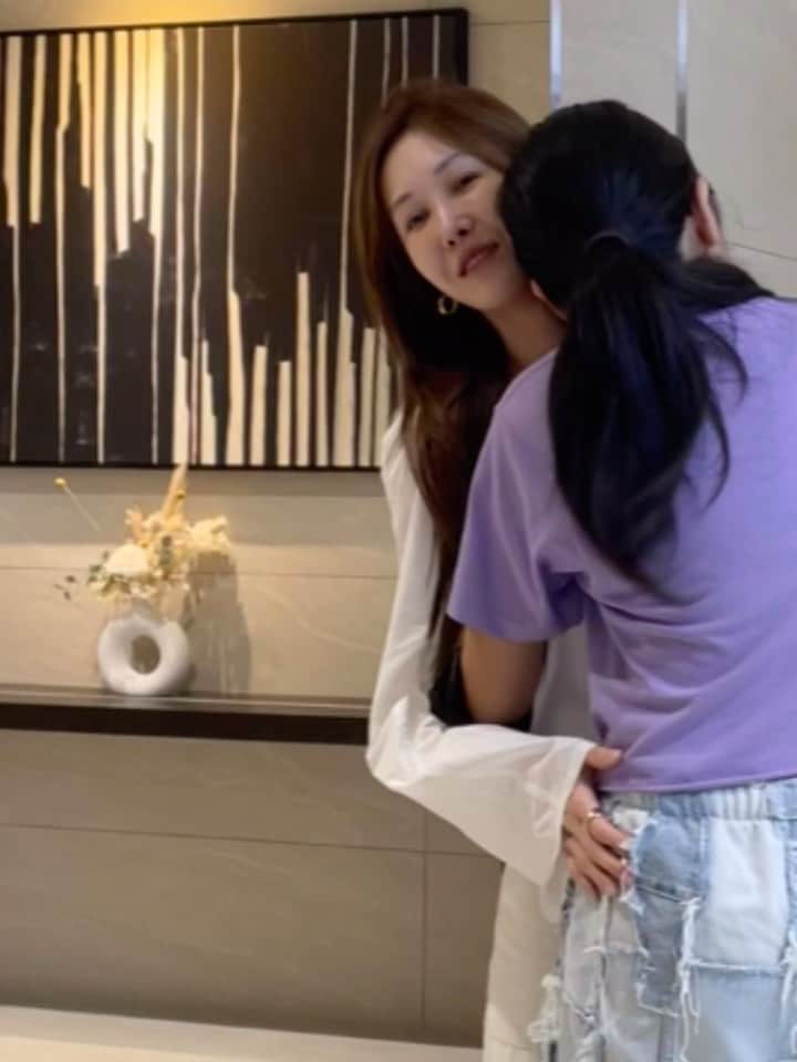 ユン・ヘジンのインスタグラム：「무방비로 안김 당할 때 ❤️ 심쿵  키만컸지 아직 애기」