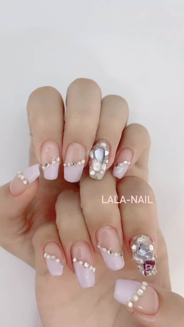 ETSUKOのインスタグラム：「🐚💜／💜／💜  #instanails #nails#lalanail#ネイル#プライベートネイルサロン #横浜#手書きネイル#個性派ネイル#大人ネイル #キラキラ#キラキラネイル#美甲#美甲設計#網紅美甲 #美甲店 #네일#네일아트 #シェルネイル」