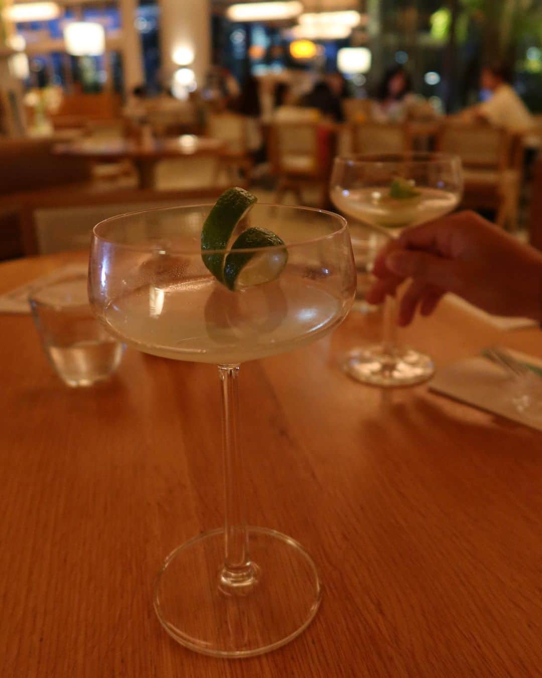 山賀琴子さんのインスタグラム写真 - (山賀琴子Instagram)「Date night at @billsjapan Omotesando🎶  billsの新しくなったメニューがとっても美味しくてお腹いっぱい幸せな夜だった🤍 東洋美人っていう日本酒を使ったカクテルがさっぱりスッキリ、すごく好きなお味でした☺️  #bills #billsカクテル #solodates #billsdinner #billshousesake  #billscocktails #gifted」8月23日 19時40分 - kotokoyamaga