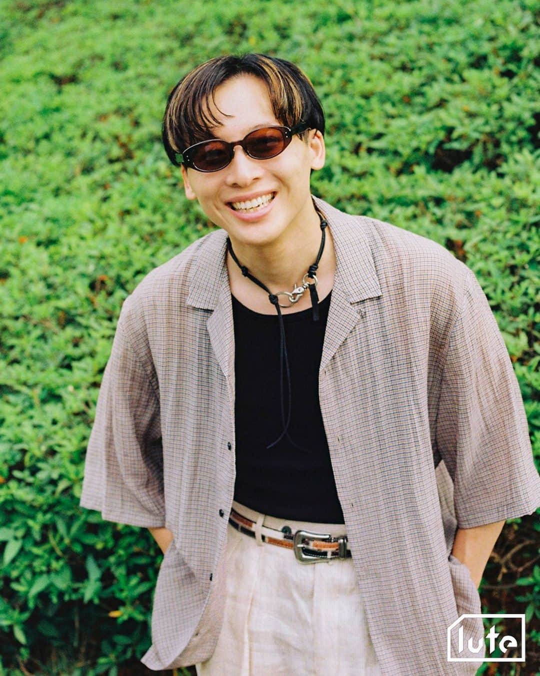 のインスタグラム：「Interview with claquepot ( @claquepot_official )  Q. 最近どんな音楽を聞いてる？  制作したデモ曲ばかり聴いています。笑  Q. 音楽に目覚めたきっかけは？  明確に「目覚めた！」というきっかけはありませんでした。あるとすれば記憶の端っこよりもっと先にあると思うので、母親に聞いたら分かるかもしれませんね。  Q. これまでに一番大切にしている曲はある？  Automatic / 宇多田ヒカル  Q. あなたにとって最高のアルバムは？  m-flo / ASTROMANTIC  Q. あなたにとって最高のアーティストは？  多過ぎて選べません。  Q. 思い出に残っているフェス体験はある？  2012-3カウントダウンジャパンのRHYMESTERさんですかね。  Q. お気に入りのライブハウス、クラブはある？  渋谷のVUENOS、六本木morphどちらも無くなっていますが育った家みたいな場所でしたので大好きでしたね。  Q. 今注目しているアーティストは？  FLOは音楽の世代間的にもツボですね。  Q. いつかコラボしてみたいアーティストは？  これまた沢山いらっしゃいますね。  Q. 最近気になっているニュースや社会問題はある？  政治の問題は基本的に全てですかね。SNSの使い方も含めて政治家の皆さんの動向は見るようにしています。  claquepot「detox」2023.08.23 Release!! ✔︎  5月にリリースした「space feat. 竹内アンナ」に続くclaquepotのニューシングル。 韓国「Mixtape Seoul」に所属するトラックメーカー「Noden」による軽快な4つ打ちトラックにclaquepotのヴォーカルが織りなす極上のリラックス・チューン。 「detox」が示す通り、ストレスに対しての解毒剤的な世界へと誘うチルR&B曲となっている。 また、同時にLyric VideoもclaquepotオフィシャルYouTube CHに公開されている。  claquepot「detox」 Digital | 2023.08.23 Release | DDCB-12369_2 | Released by SPACE SHOWER MUSIC  Photography : @mitsuru.nishimura   音楽動画メディア「lute」によるインタビュー企画「IN TOWN」✍️アーティストやクリエイターのインサイドをストリートから配信📷」