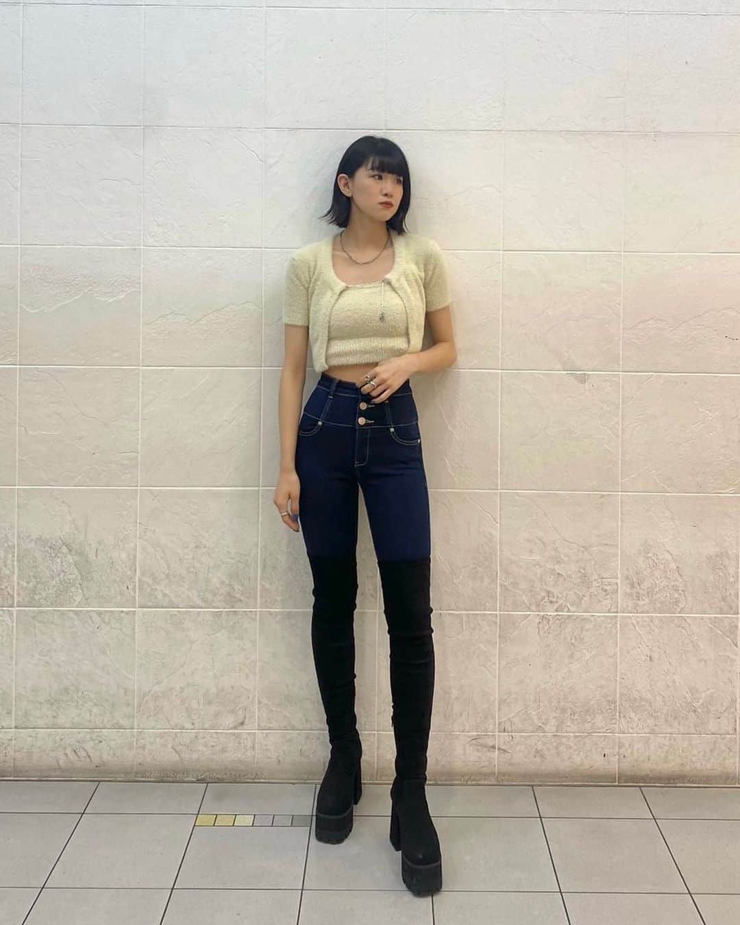 EMODA_LOOK BOOKさんのインスタグラム写真 - (EMODA_LOOK BOOKInstagram)「▶︎AUGUST NEW ITEM🏷️ 　 @emoda_manami  170cm  ______________________ ・SHAGGY COMPACT TWIN KNIT ¥7,590(tax in) ・HI CUT LOOSE WIDE JEANS ¥12,980(tax in) 　 ______________________ 【RUNWAYchannel】 ・NOVELTY PRESENT ¥20,000(tax in)でBAGプレゼント 　 ______________________ ( @emoda_snap )のURLから 公式RUNWAYchannelをcheck🔍  　　 #EMODA #RUNWAYchannel #シャギーニット #デニムコーデ @emoda_official」8月23日 17時24分 - emoda_snap
