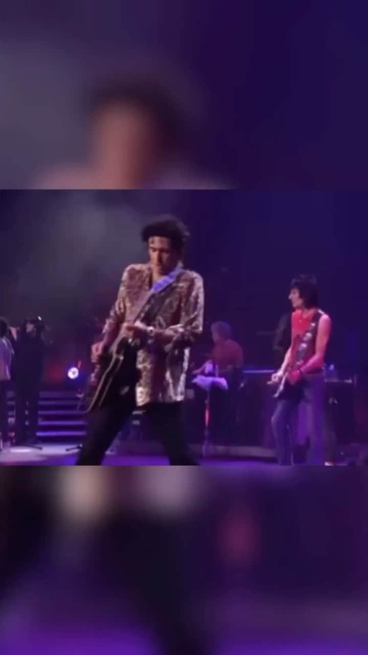 The Rolling Stonesのインスタグラム：「Goosebump moment! 🔥 @l.i.s.a.f.i.s.c.h.e.r   Let us know where you’ve seen this song played live!   🎥: Licked Live in NYC  #therollingstones #rollingstones #gimmeshelter #live」