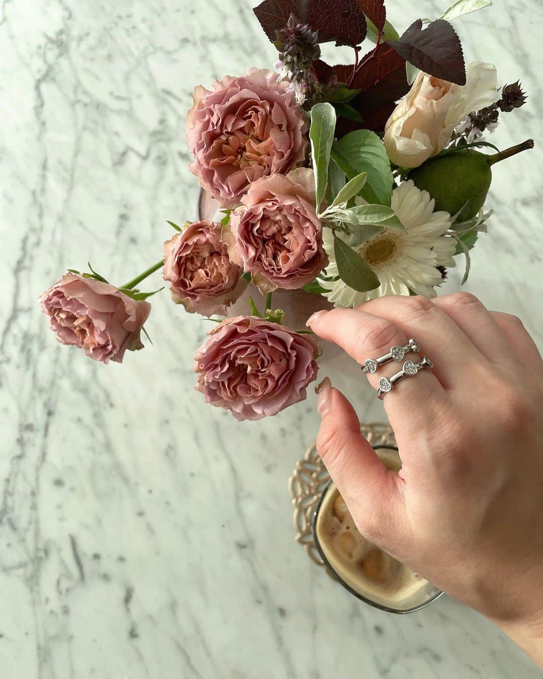 のインスタグラム：「最近お気に入りのリング💍 @stellarhollywoodのハートビジューダブルラインリング🤍🤍  ビジューハートがキラキラ美しい、甘すぎないデザインが使いやすく、シンプルなお洋服にこれ一つでアクセントになるのが嬉しい〜💍 眺めてるだけでうっとり🤍  #stellarhollywood #ステラハリウッド #ステハリ #30代コーデ」
